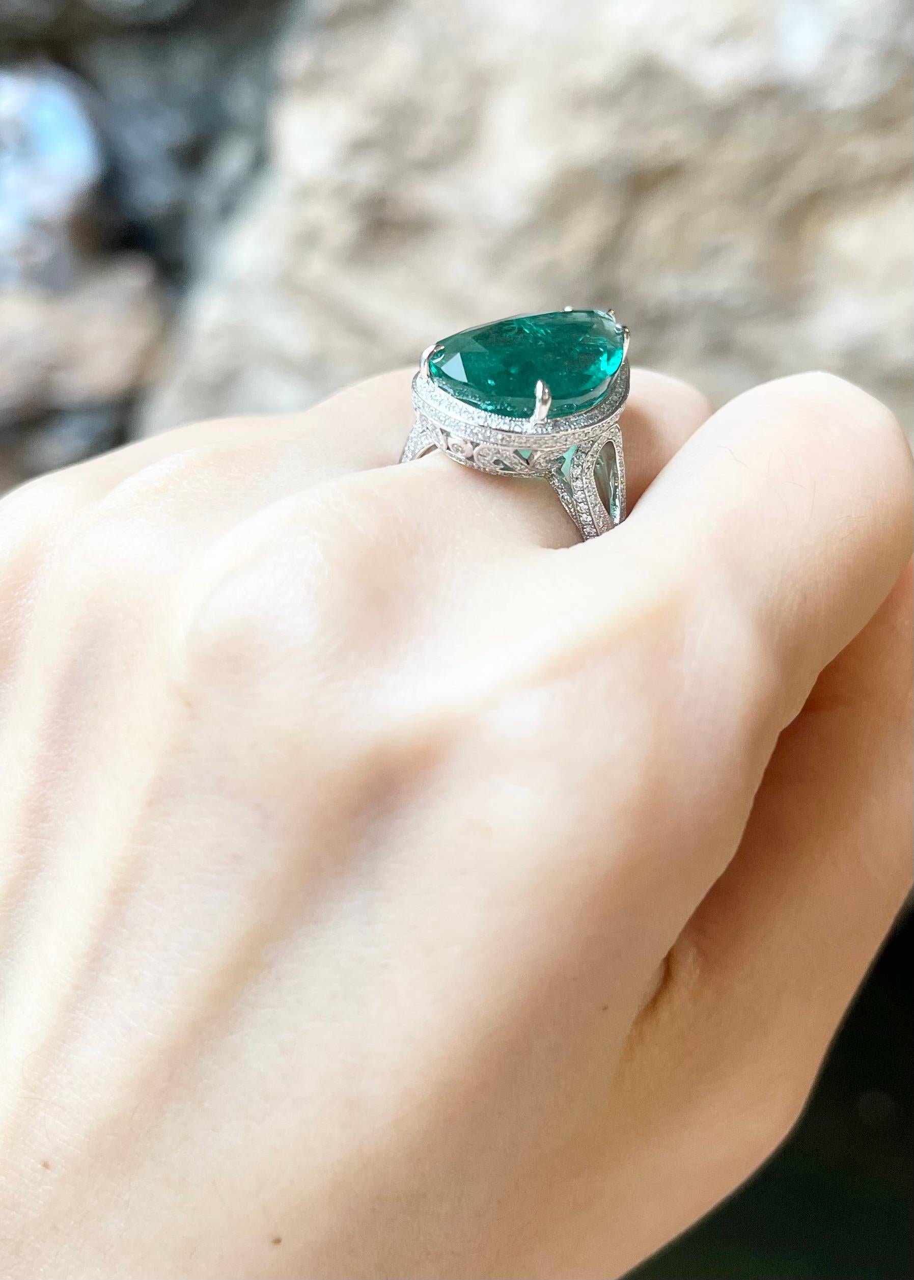 Smaragd- und Diamantring in 18 Karat Weißgold gefasst in Fassungen im Zustand „Neu“ im Angebot in Bangkok, TH