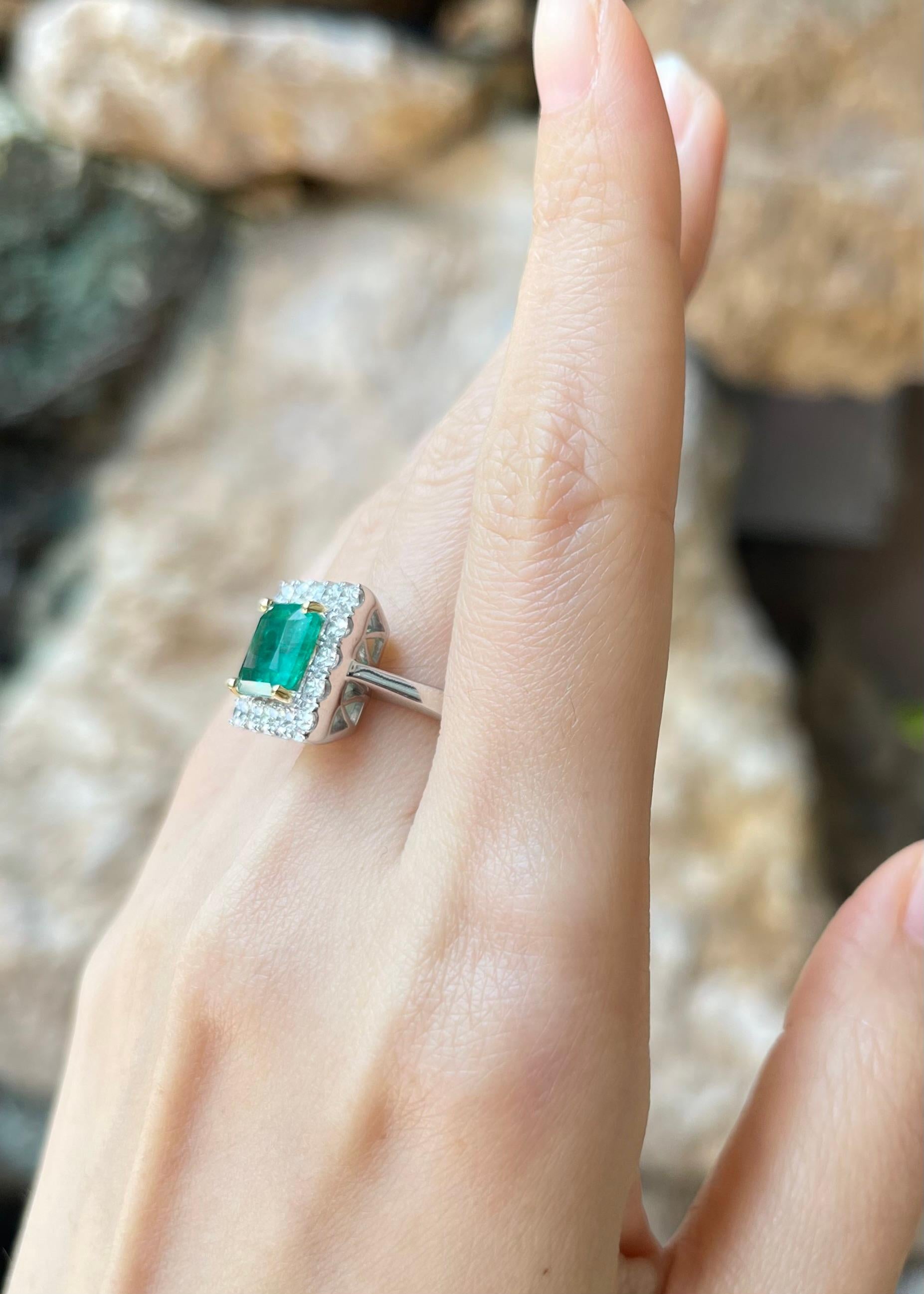 Smaragd- und Diamantring in 18 Karat Weißgold gefasst in Fassungen im Zustand „Neu“ im Angebot in Bangkok, TH