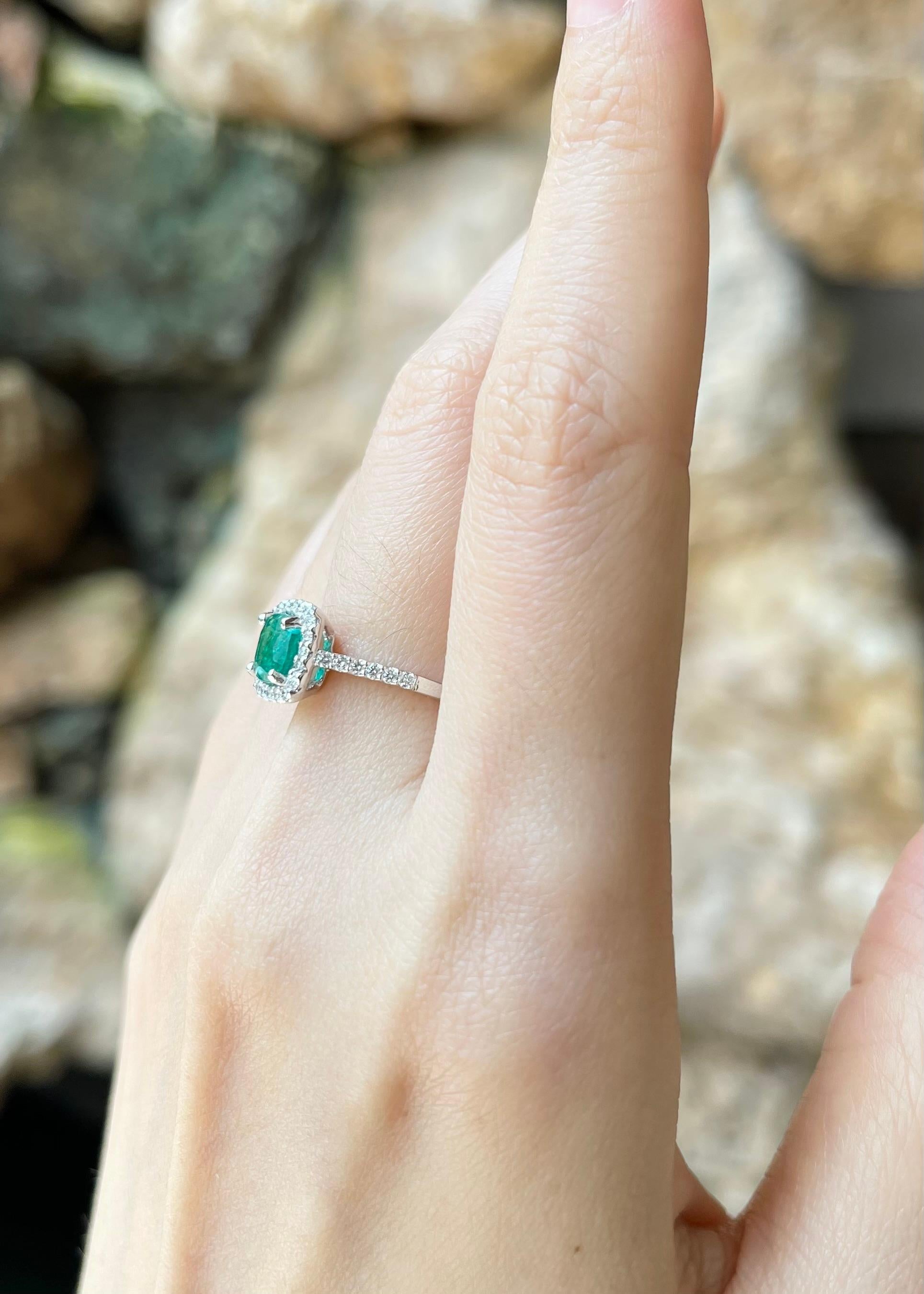 Smaragd- und Diamantring in 18 Karat Weißgold gefasst in Fassungen im Zustand „Neu“ im Angebot in Bangkok, TH