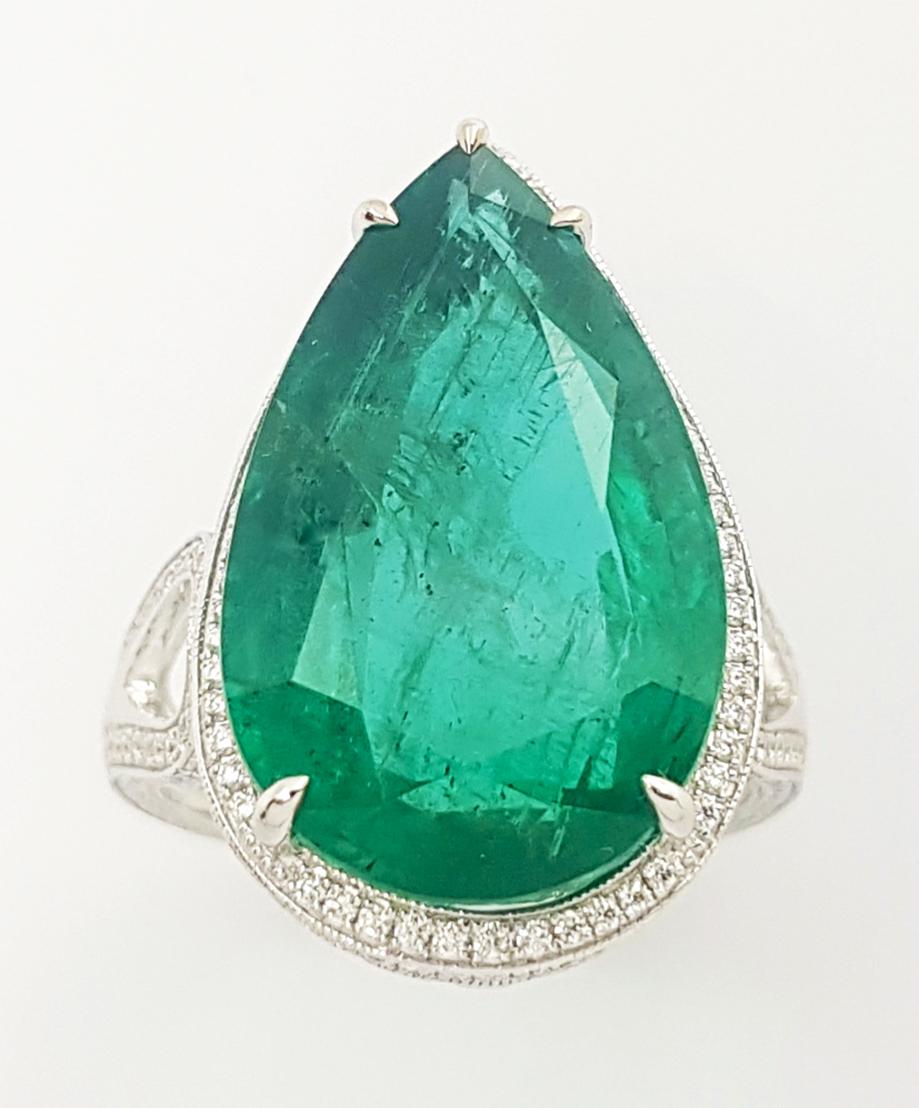 Smaragd- und Diamantring in 18 Karat Weißgold gefasst in Fassungen Damen im Angebot