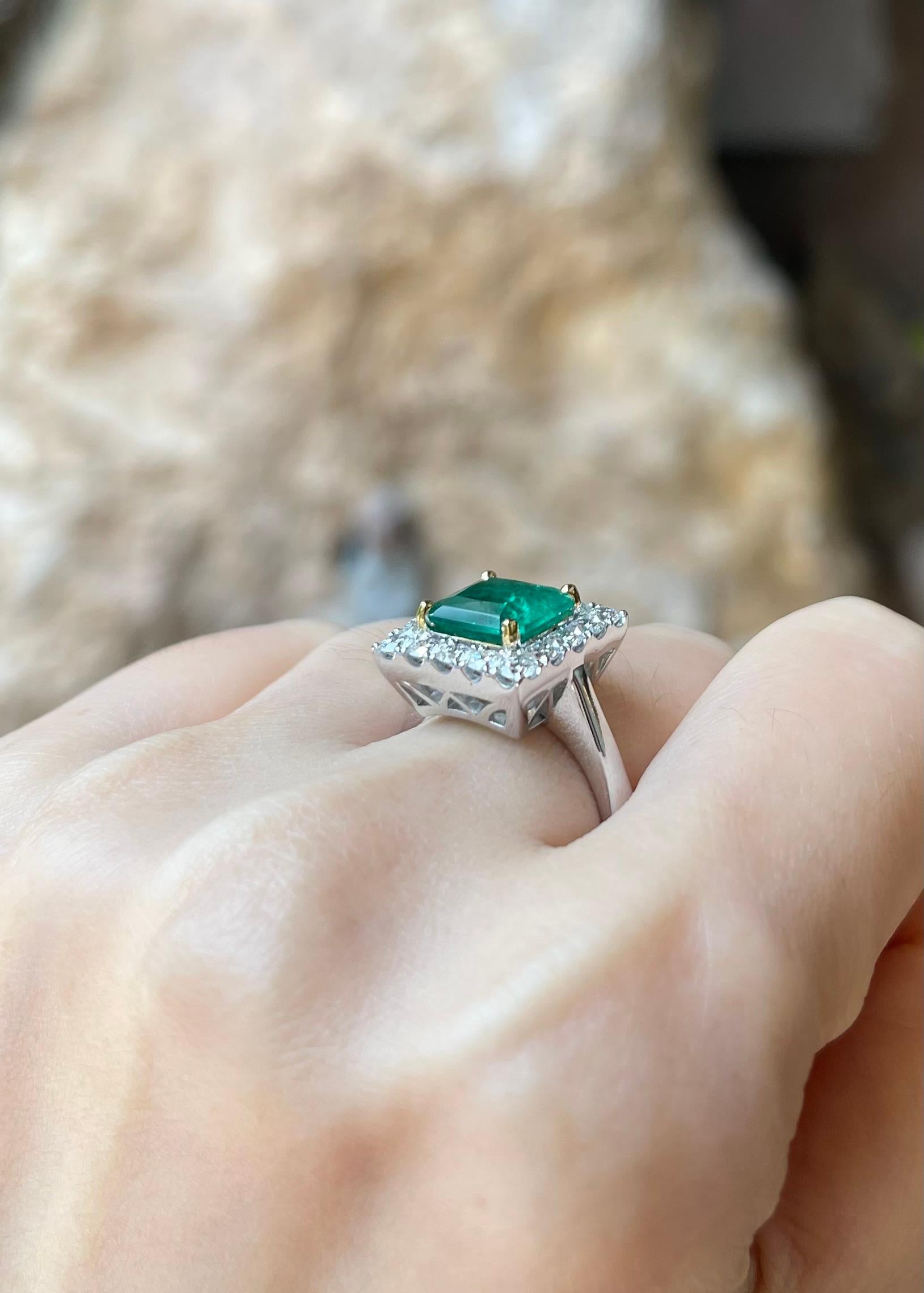 Smaragd- und Diamantring in 18 Karat Weißgold gefasst in Fassungen Damen im Angebot