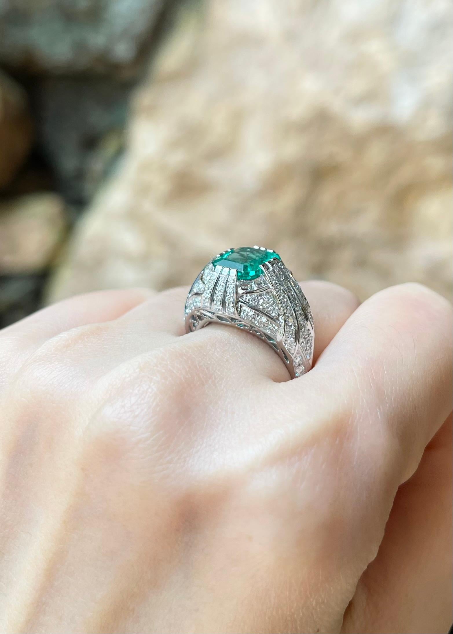 Smaragd- und Diamantring in 18 Karat Weißgold gefasst in Fassungen Damen im Angebot