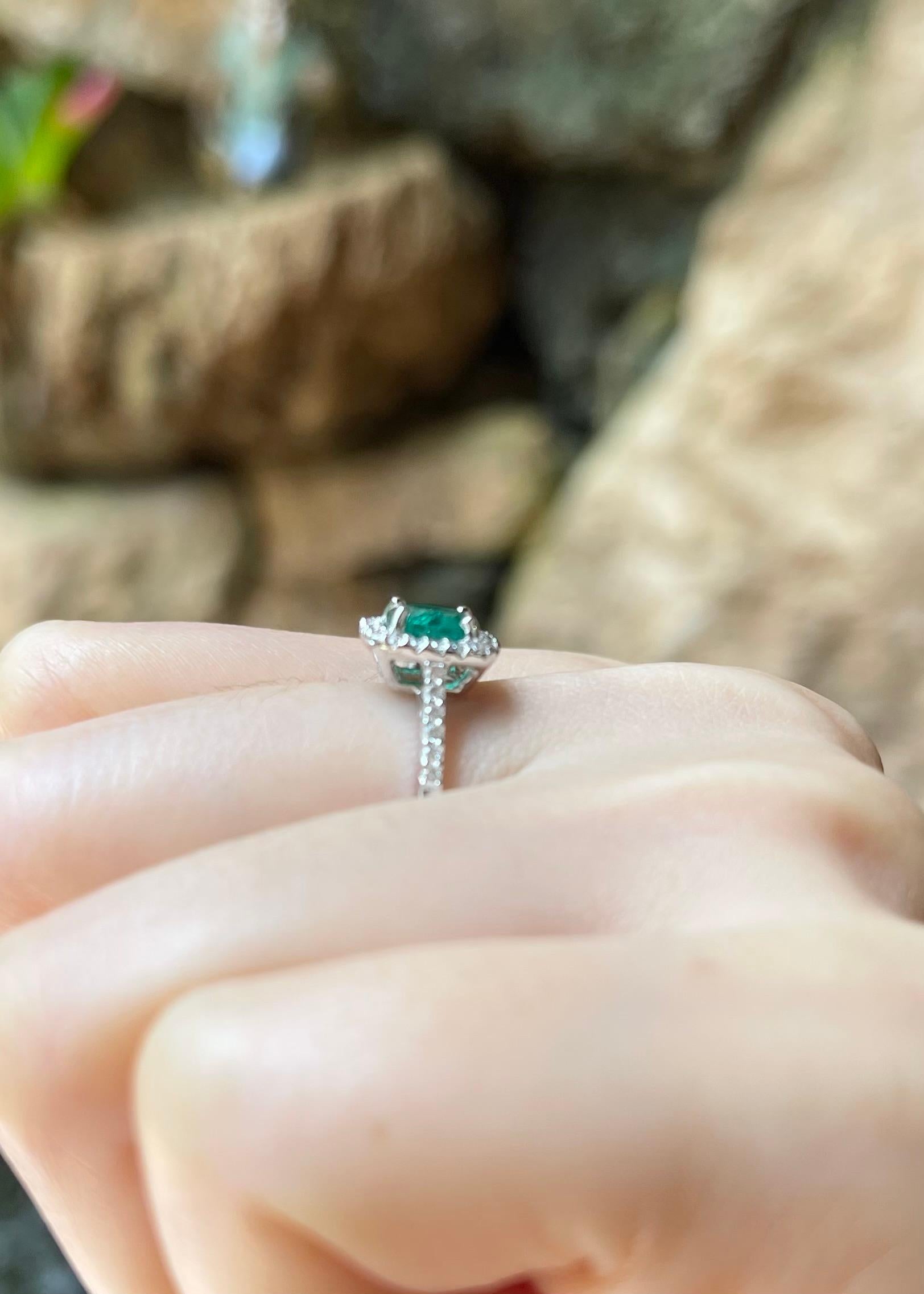 Smaragd- und Diamantring in 18 Karat Weißgold gefasst in Fassungen Damen im Angebot