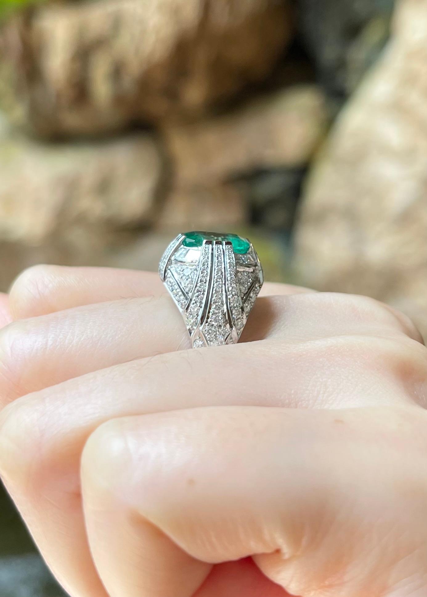 Smaragd- und Diamantring in 18 Karat Weißgold gefasst in Fassungen im Angebot 1