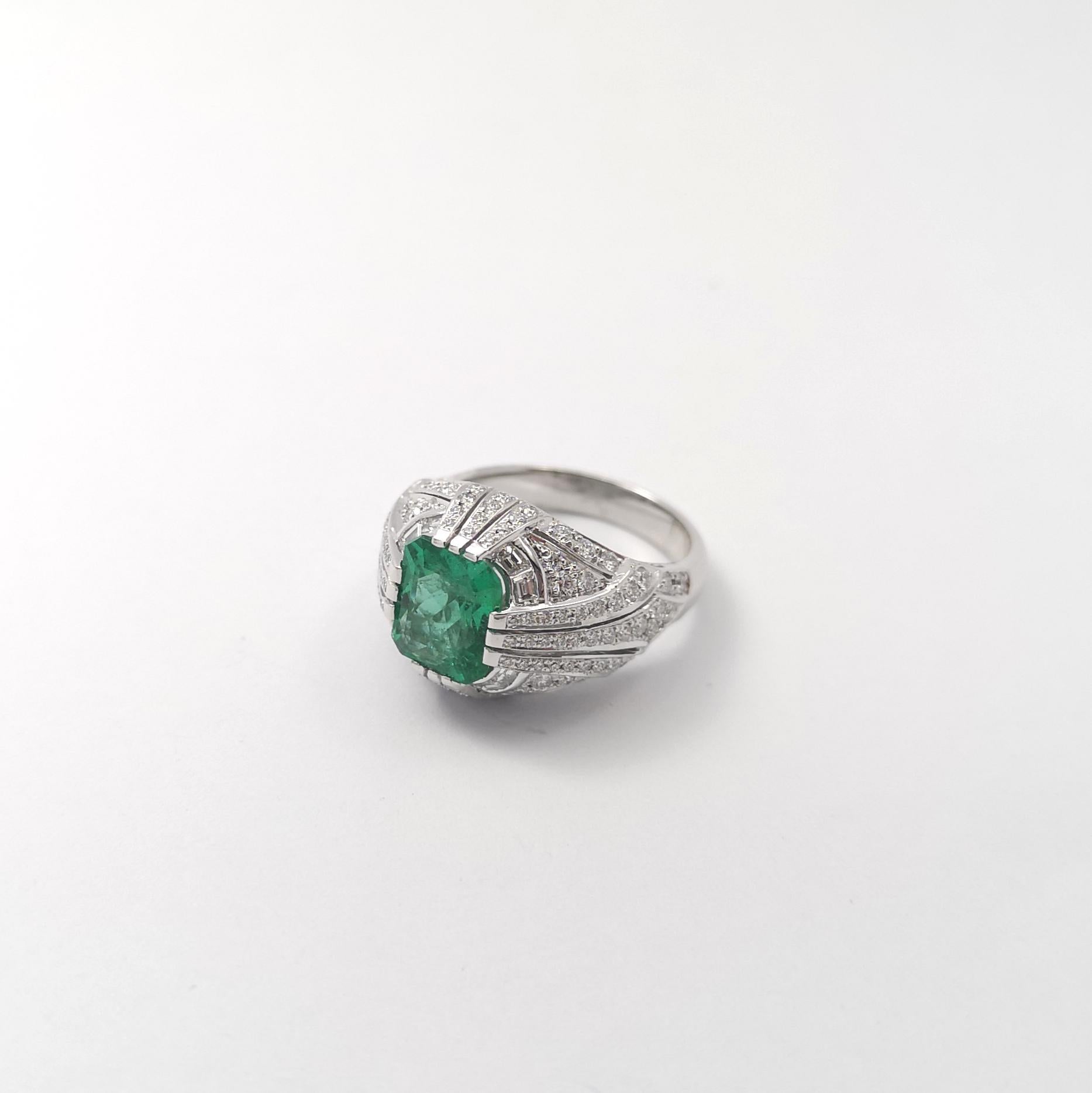 Smaragd- und Diamantring in 18 Karat Weißgold gefasst in Fassungen im Angebot 2