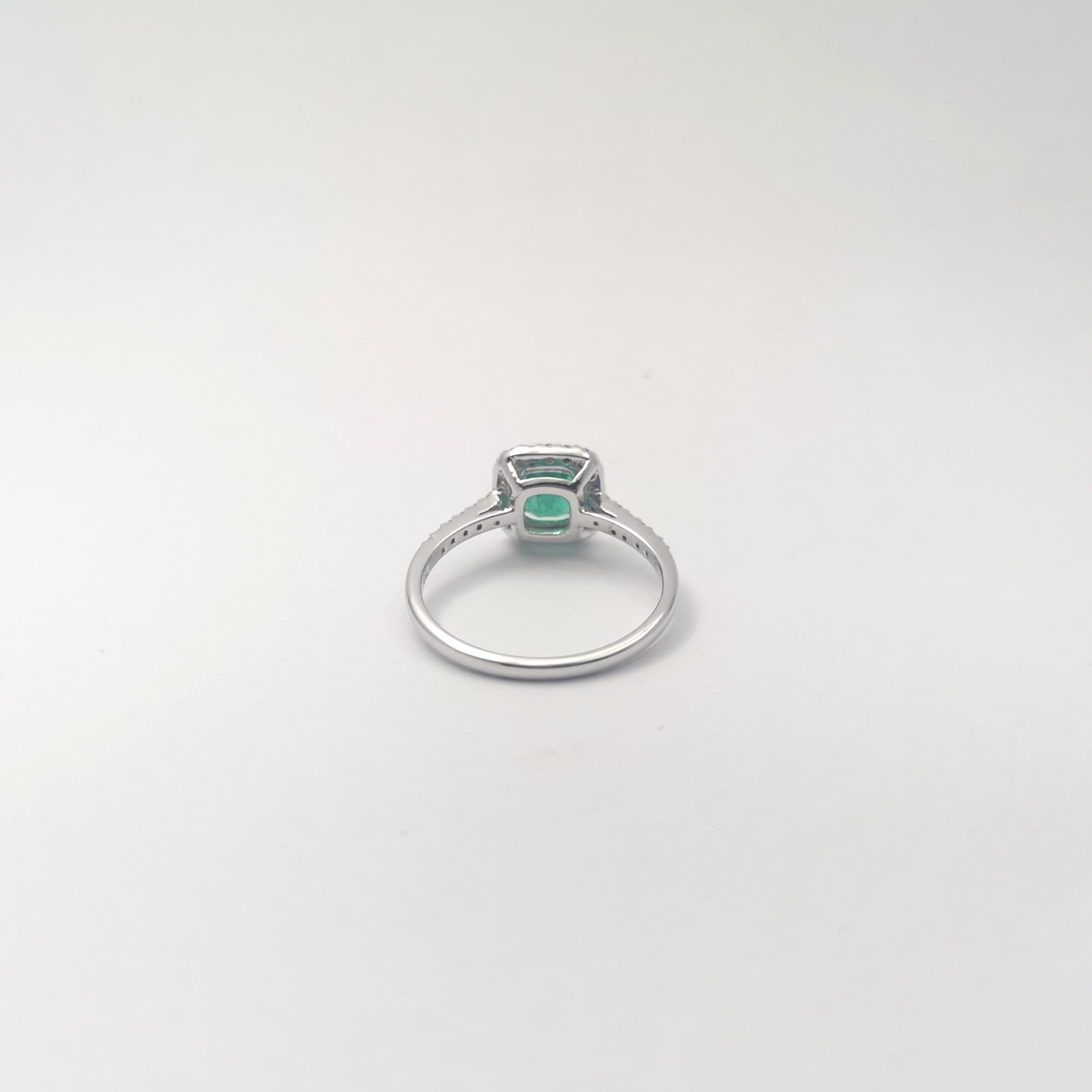 Smaragd- und Diamantring in 18 Karat Weißgold gefasst in Fassungen im Angebot 2