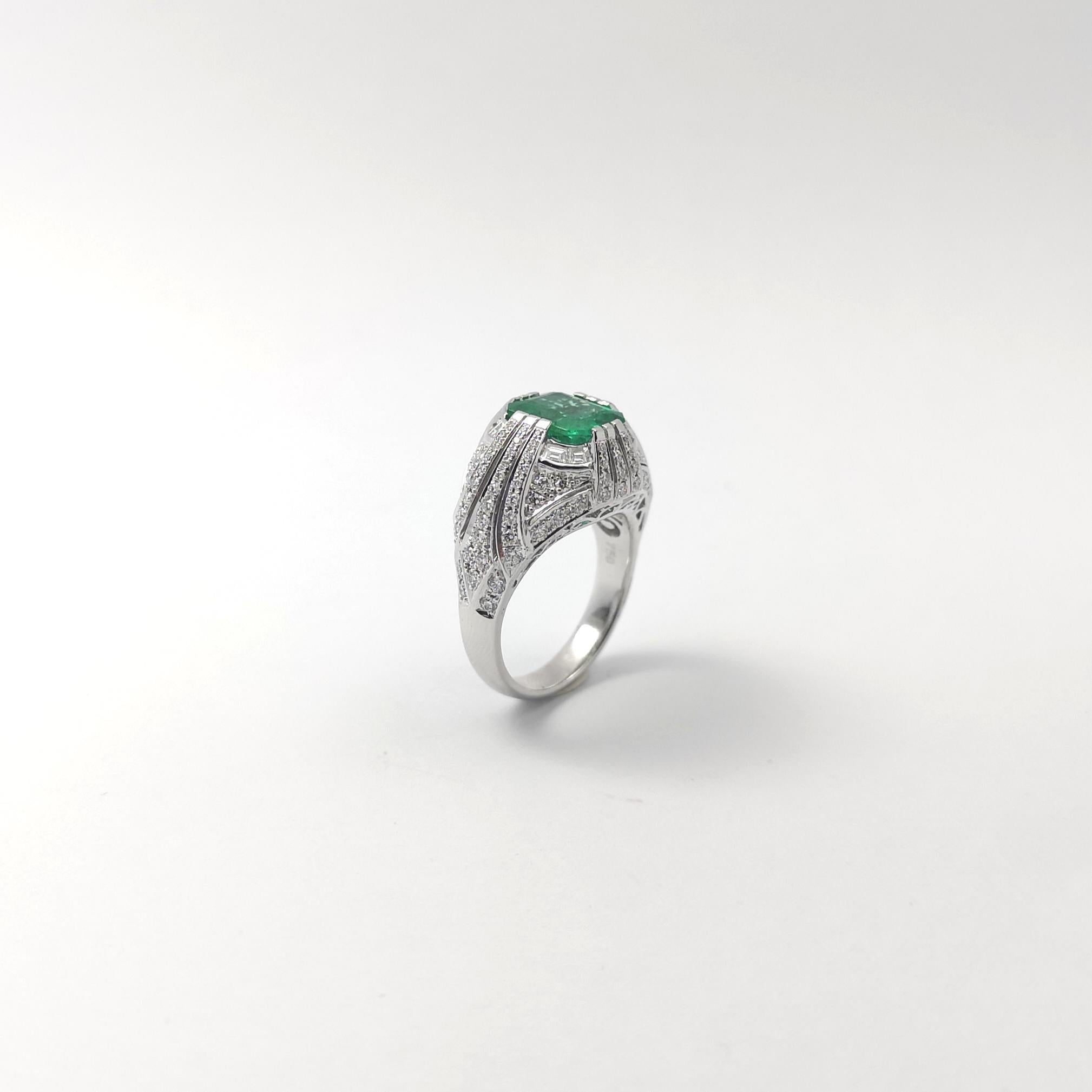 Smaragd- und Diamantring in 18 Karat Weißgold gefasst in Fassungen im Angebot 3
