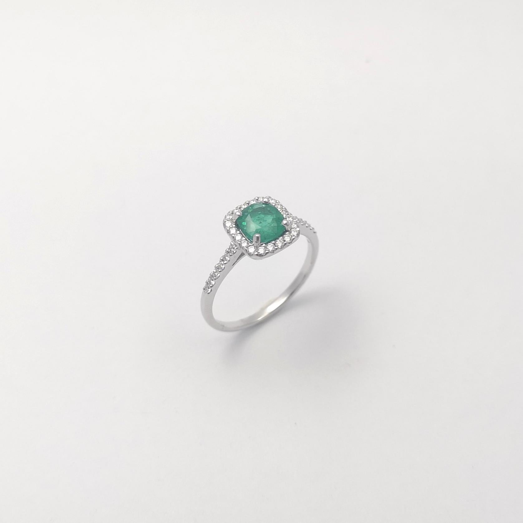 Smaragd- und Diamantring in 18 Karat Weißgold gefasst in Fassungen im Angebot 3