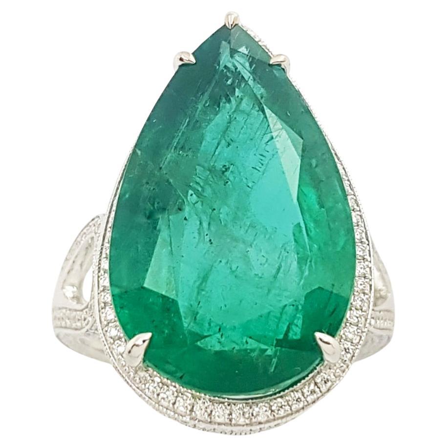 Emerald with Diamond Ring set in 18K White Gold Settings