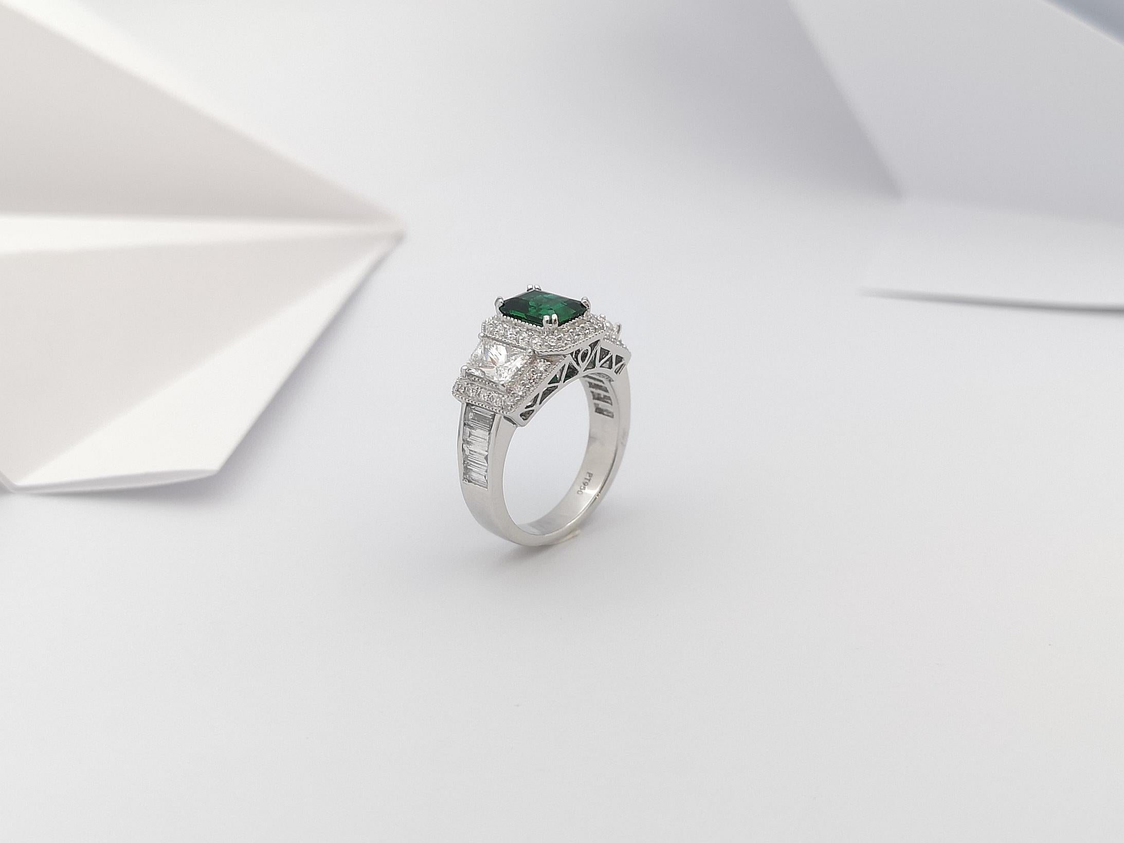 Anello con smeraldo e diamanti incastonati in platino 950 in vendita 8