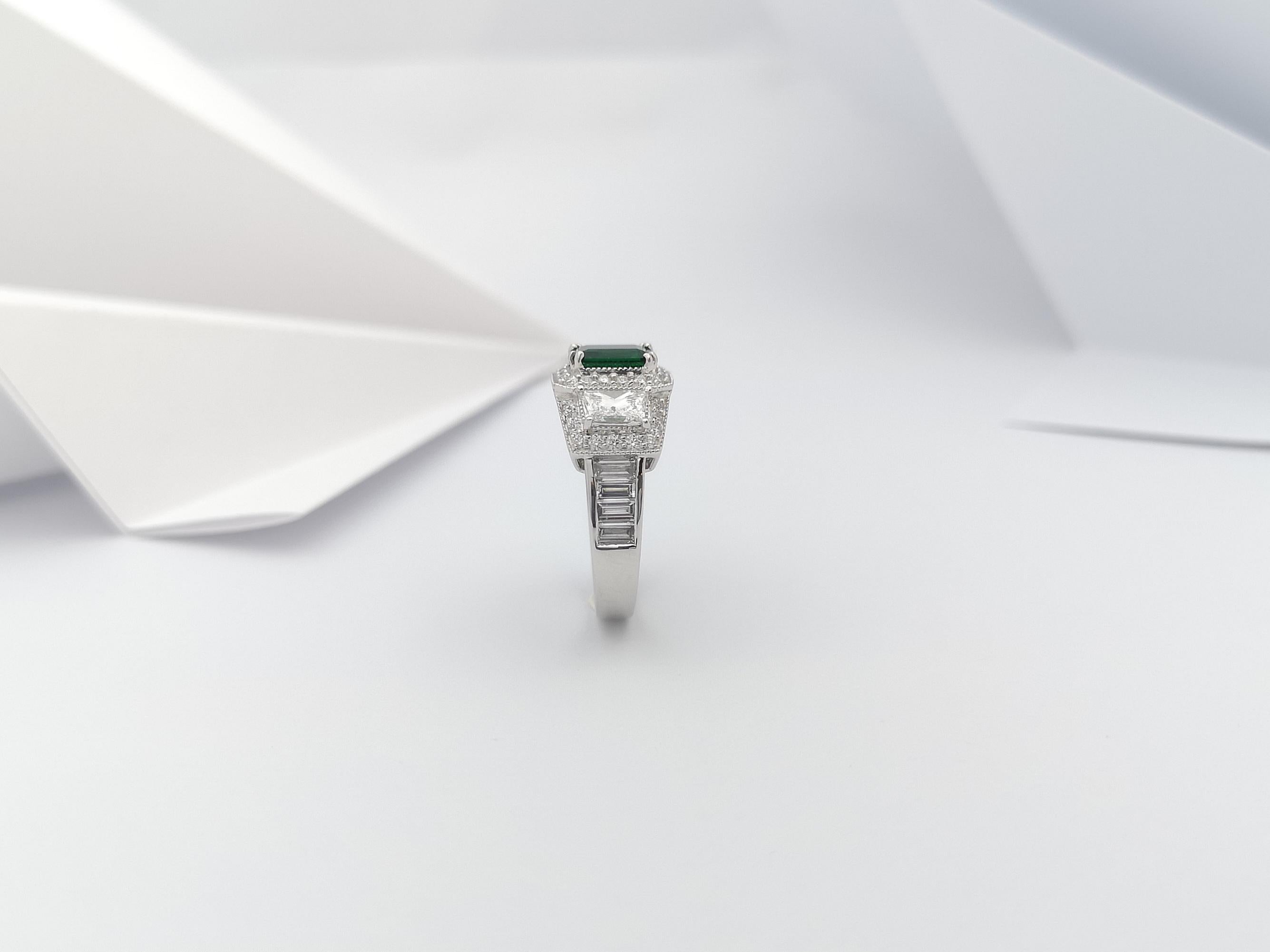 Anello con smeraldo e diamanti incastonati in platino 950 in vendita 11