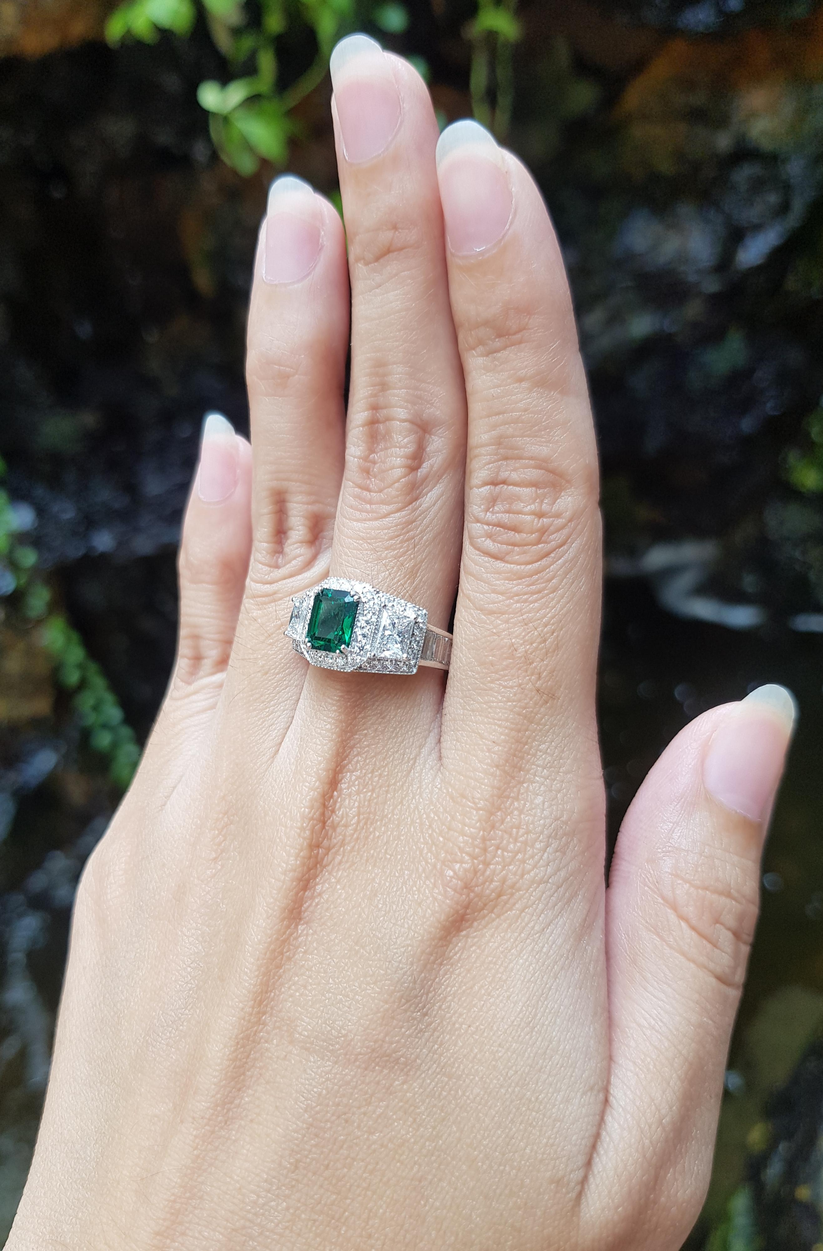 Contemporaneo Anello con smeraldo e diamanti incastonati in platino 950 in vendita