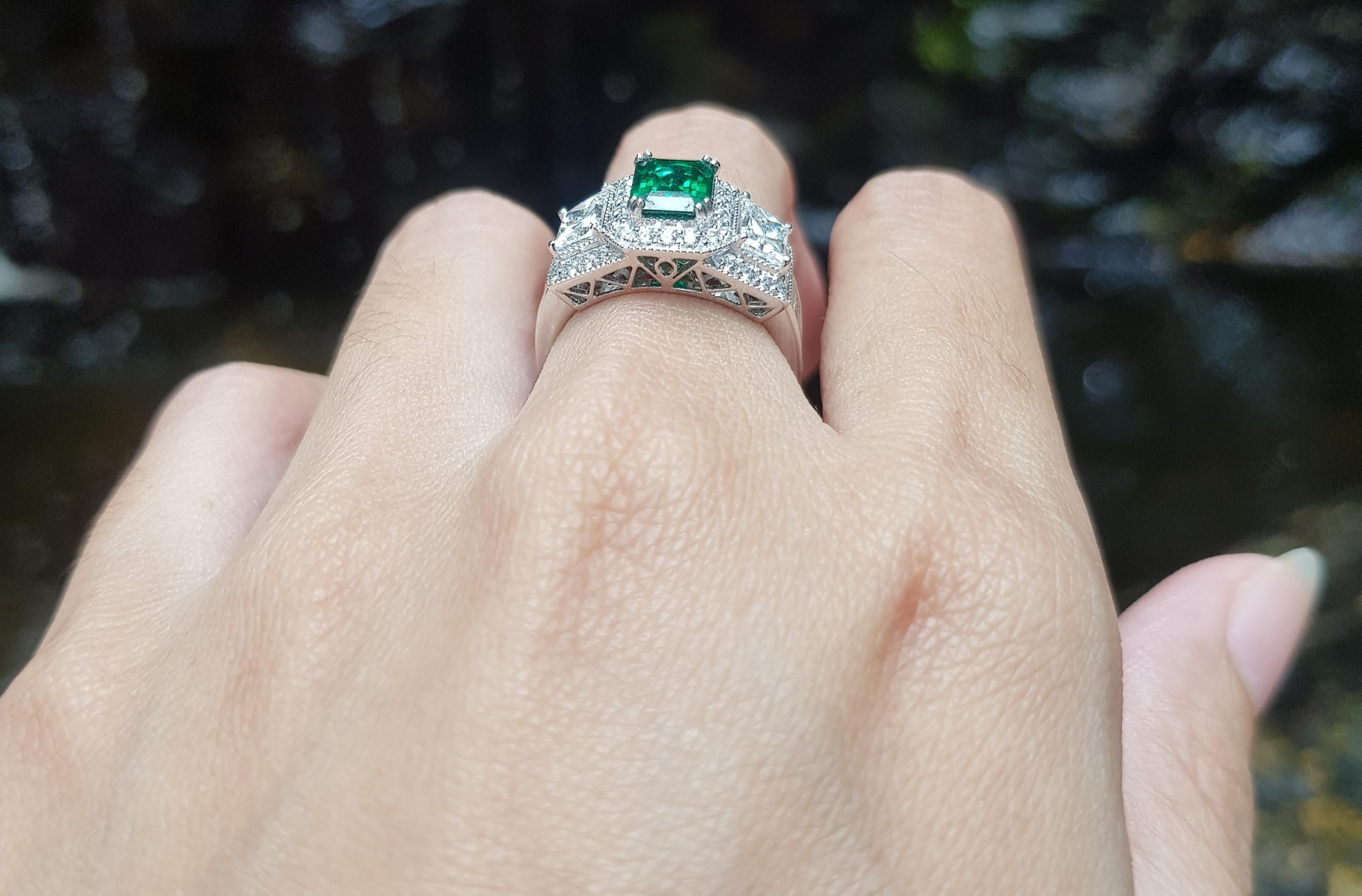 Emerald with Diamond Ring Set in Platinum 950 Settings In New Condition For Sale In Bangkok, TH