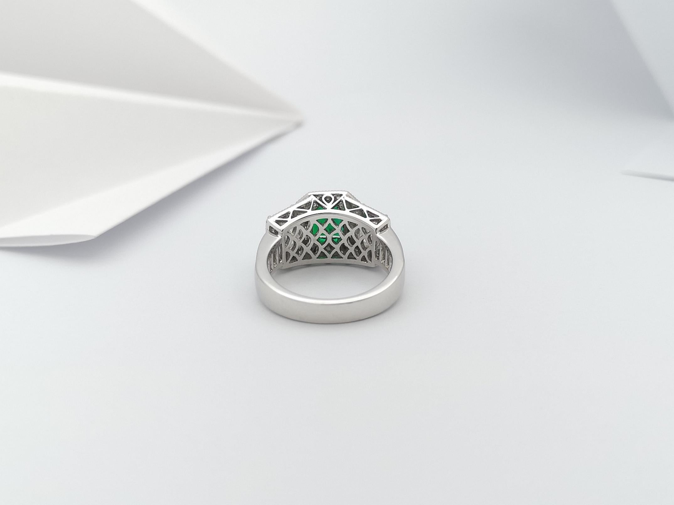 Anello con smeraldo e diamanti incastonati in platino 950 in vendita 3