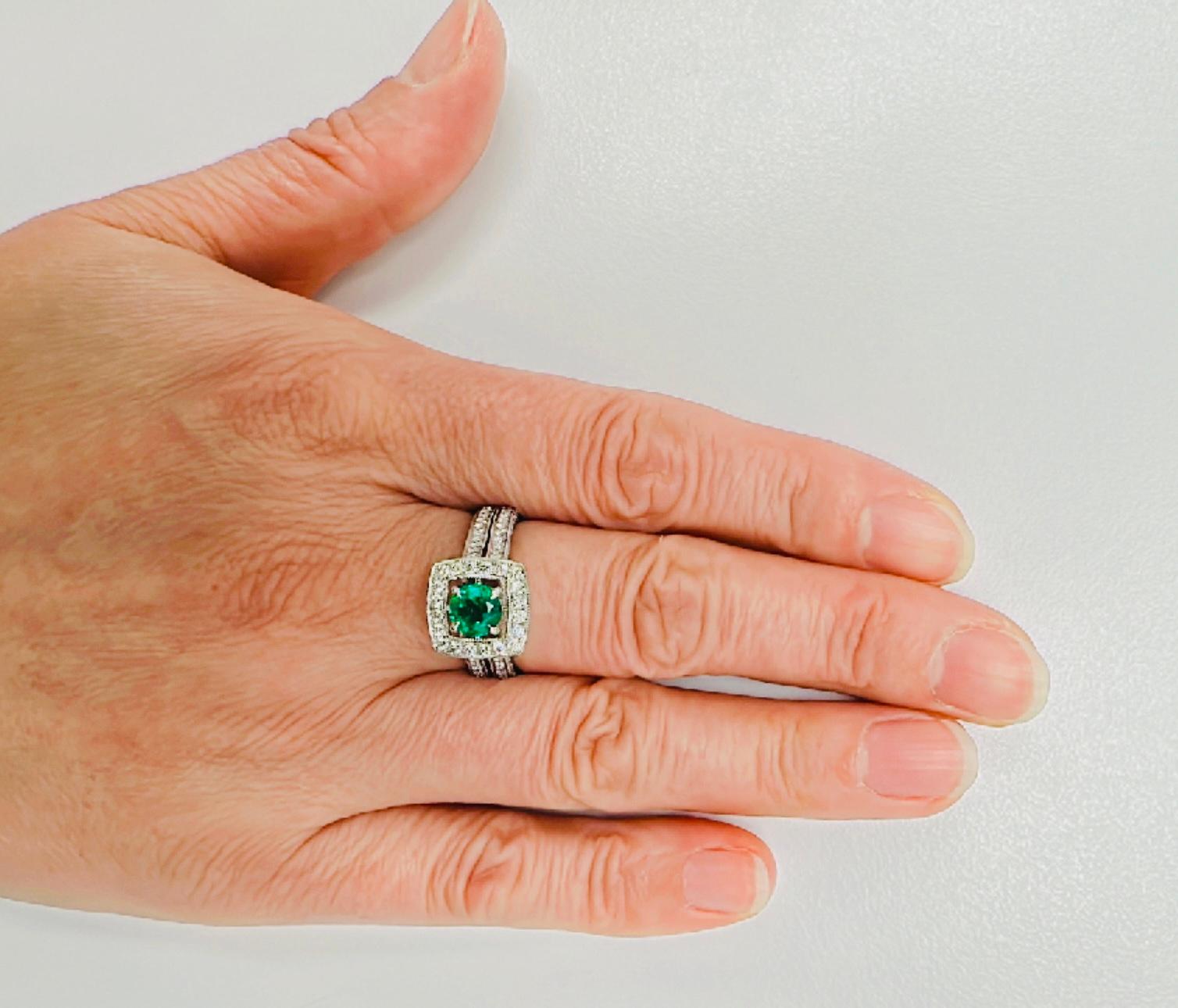 Emerald with Diamond set in 18K White Gold Ring In New Condition For Sale In New York, NY