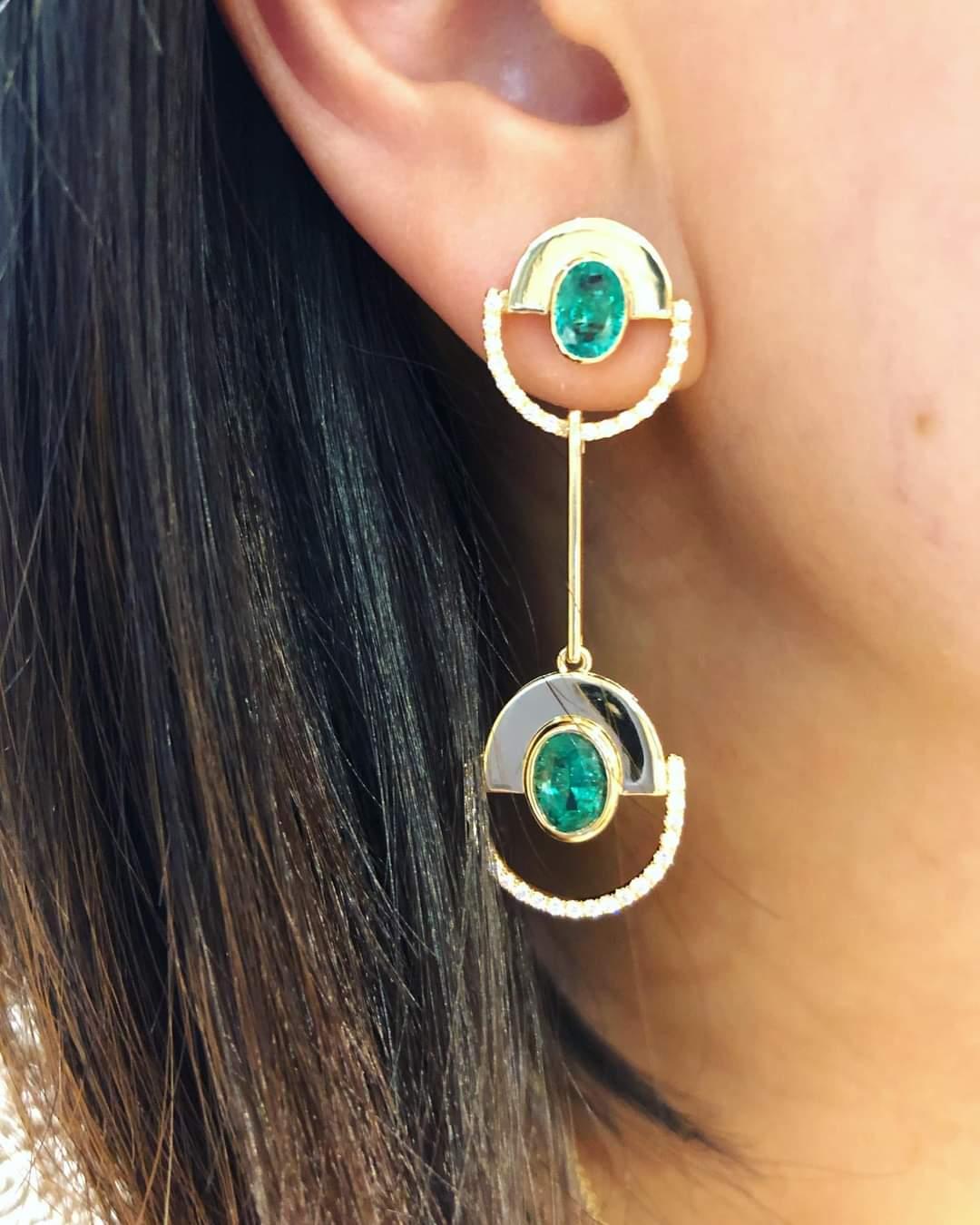 Emerald with Diamond Twist Reflection Earrings set in 18K Gold  Settings  In New Condition For Sale In Bangkok, 10