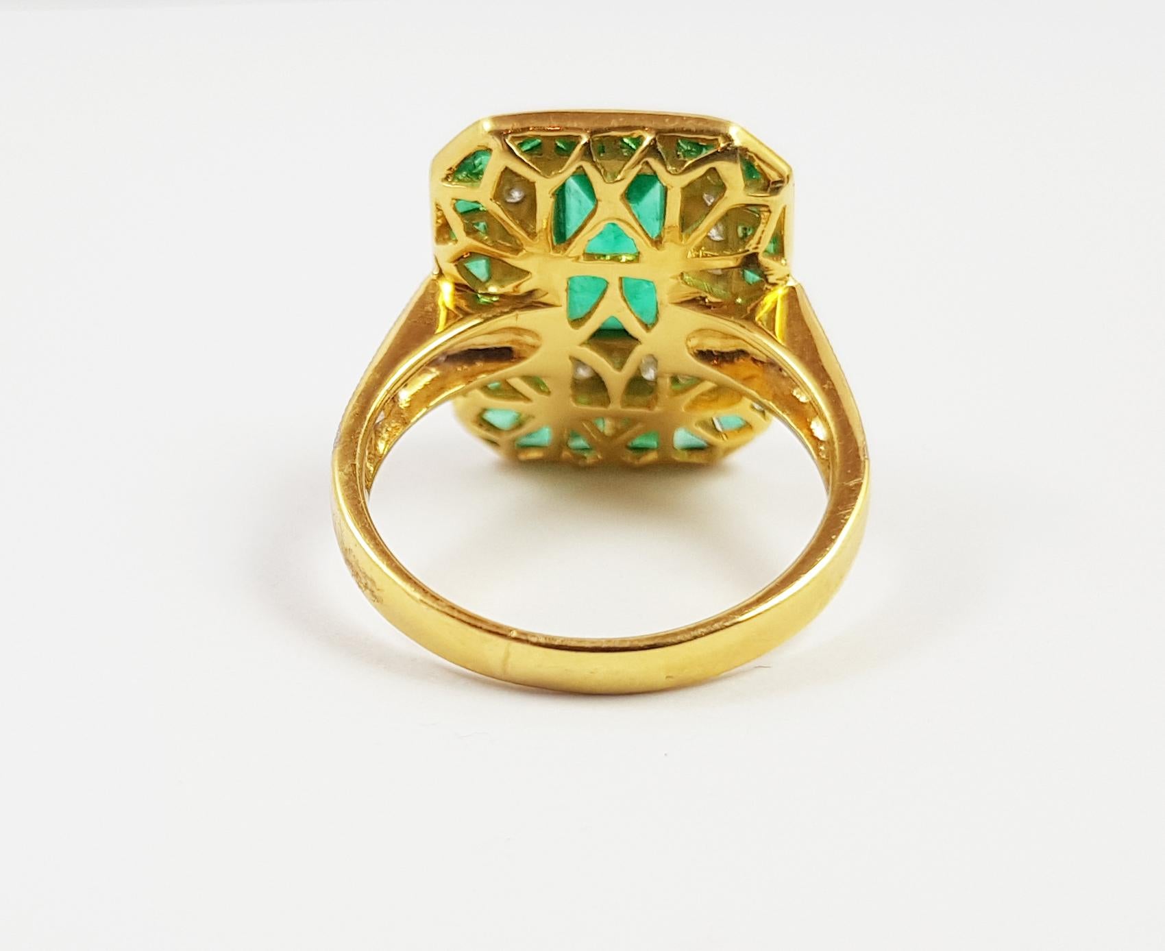 Smaragd 1,11 Karat, Smaragd 1,45 Karat mit Diamant 0,40 Karat Ring in 18 Karat Goldfassung

Breite: 1,3 cm
Länge: 1,8 cm 
Ringgröße: 53

