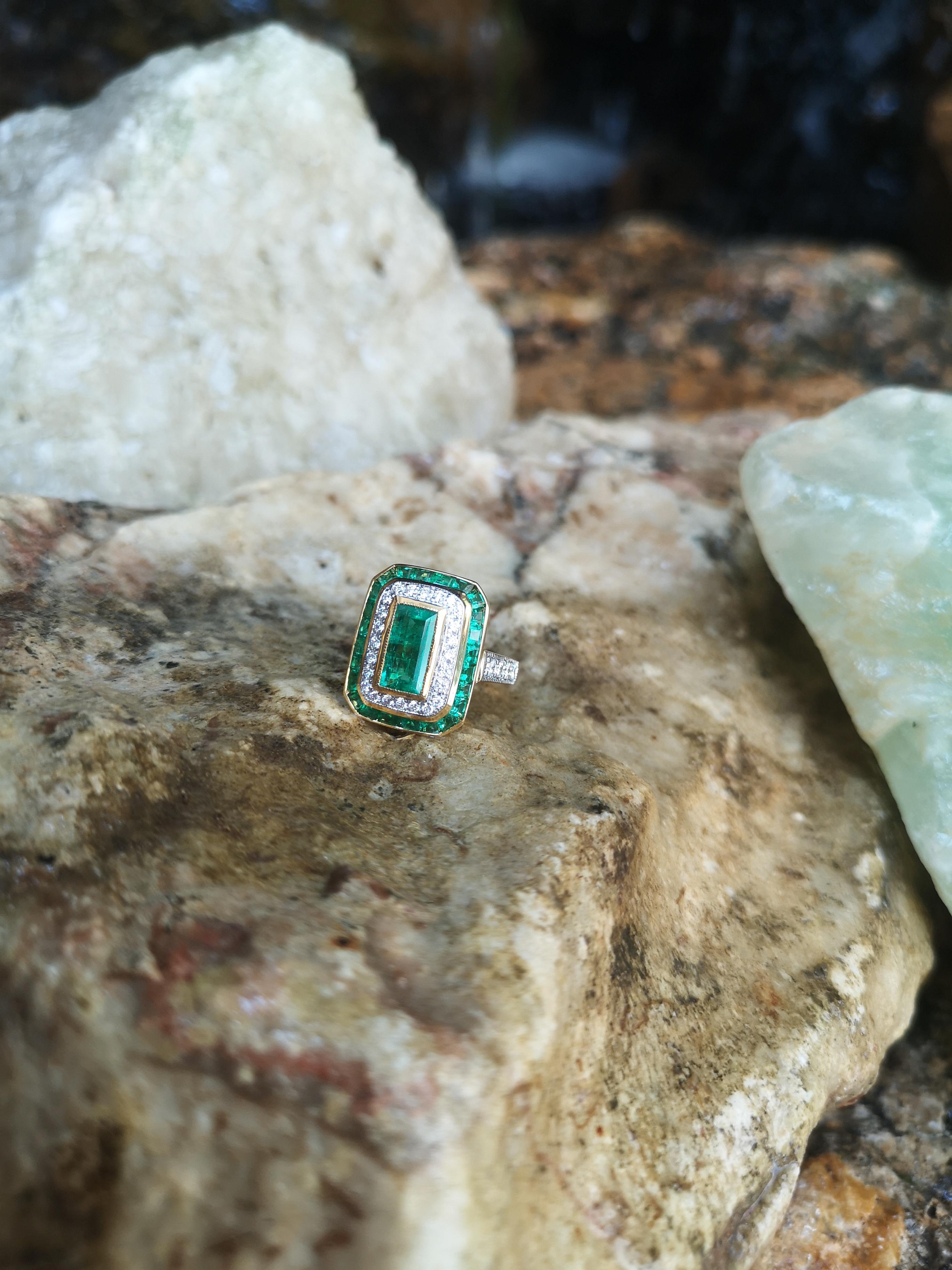 Smaragd mit Diamantring in 18 Karat Goldfassung gefasst (Smaragdschliff) im Angebot