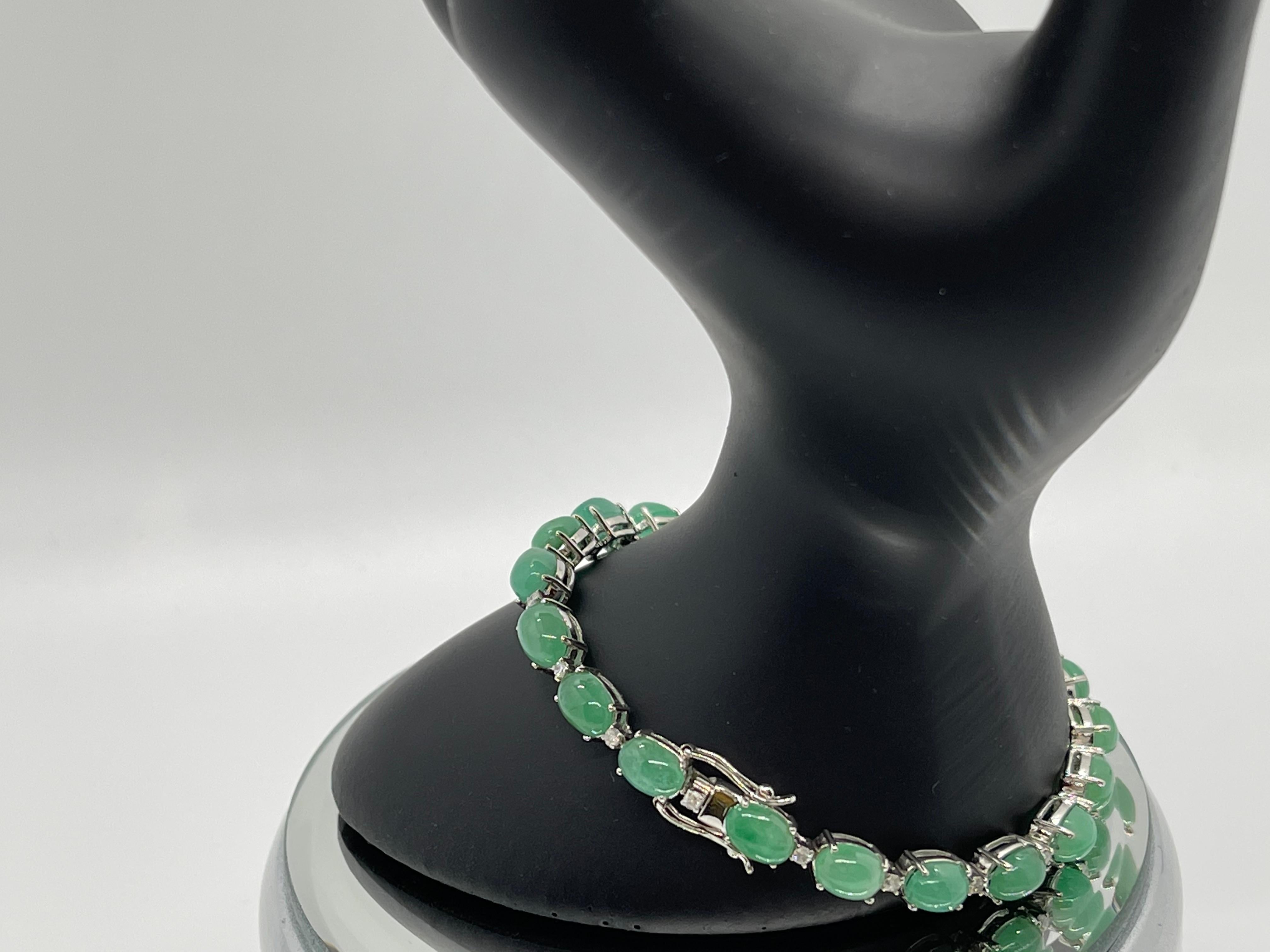 Emerald With Love Bracelet In New Condition For Sale In London, England