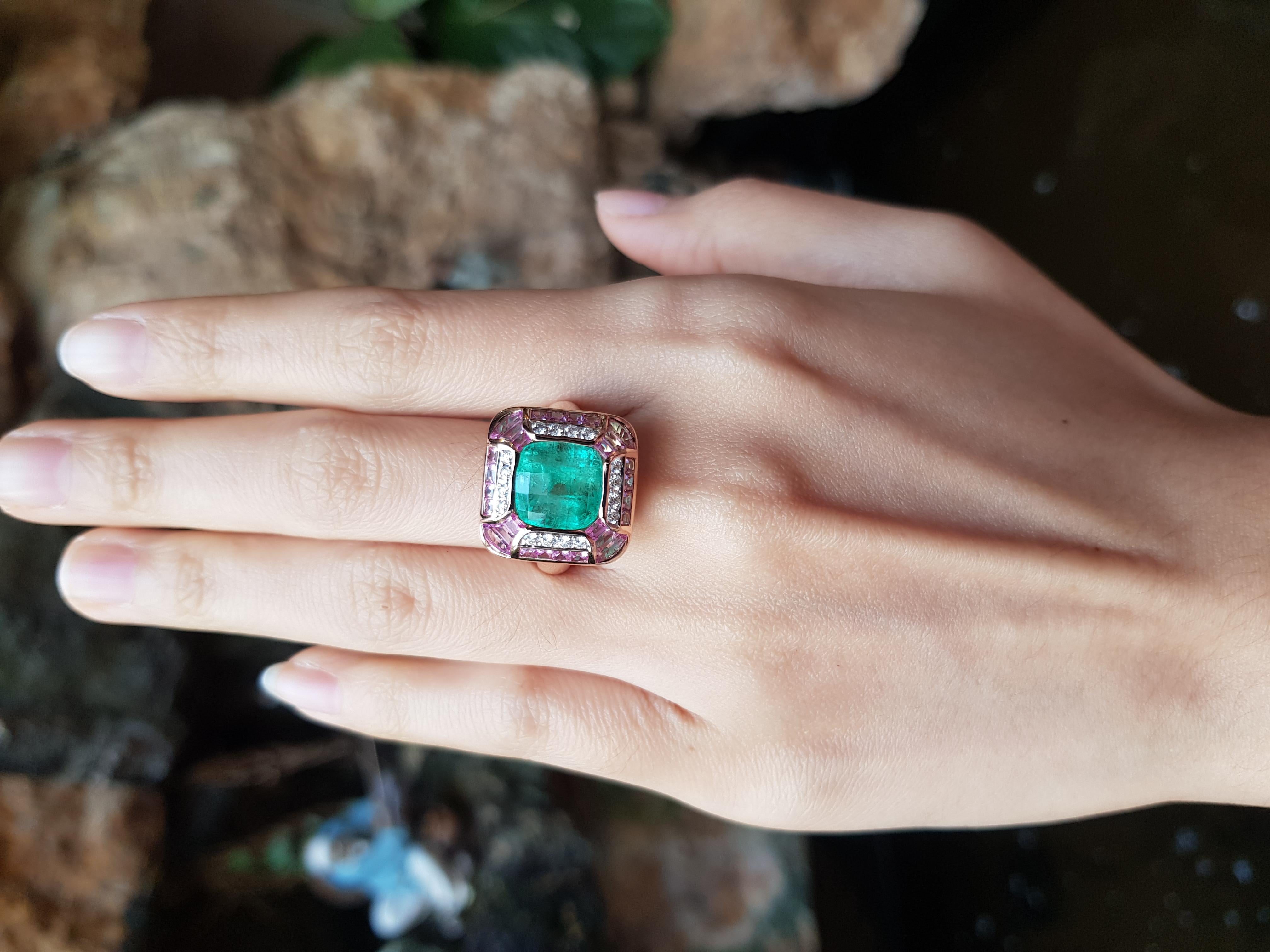 Mixed Cut Emerald with Pink Sapphire and Diamond Ring Set 18 Karat Rose Gold Settings For Sale