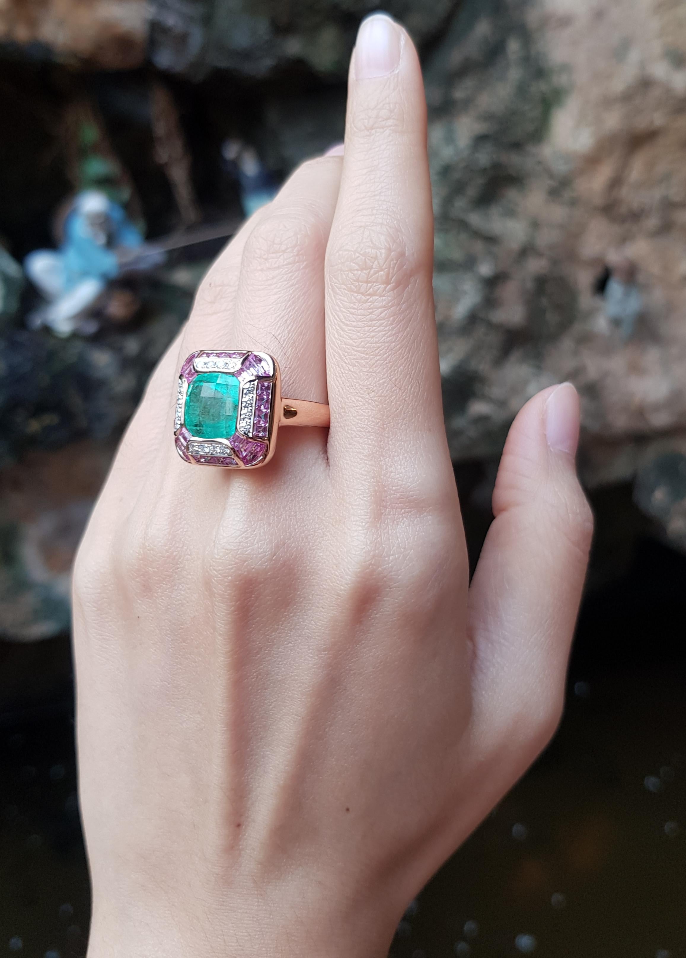 Emerald with Pink Sapphire and Diamond Ring Set 18 Karat Rose Gold Settings In New Condition For Sale In Bangkok, TH
