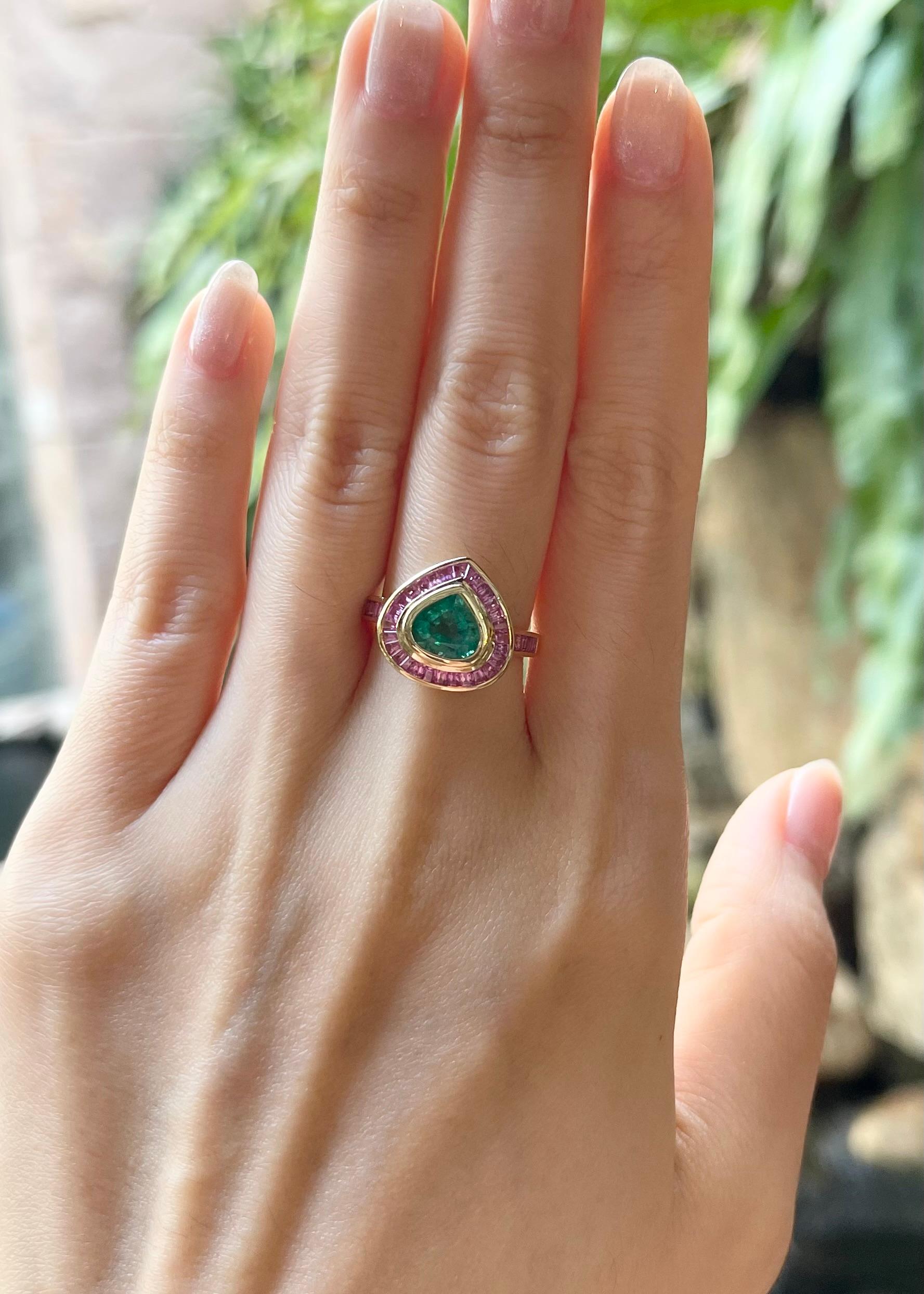 Emerald 1.15 carats with Pink Sapphire 1.10 carat Ring set in 18K Gold Settings

Width:  1.4 cm 
Length: 1.4 cm
Ring Size: 52
Total Weight: 5.32 grams

