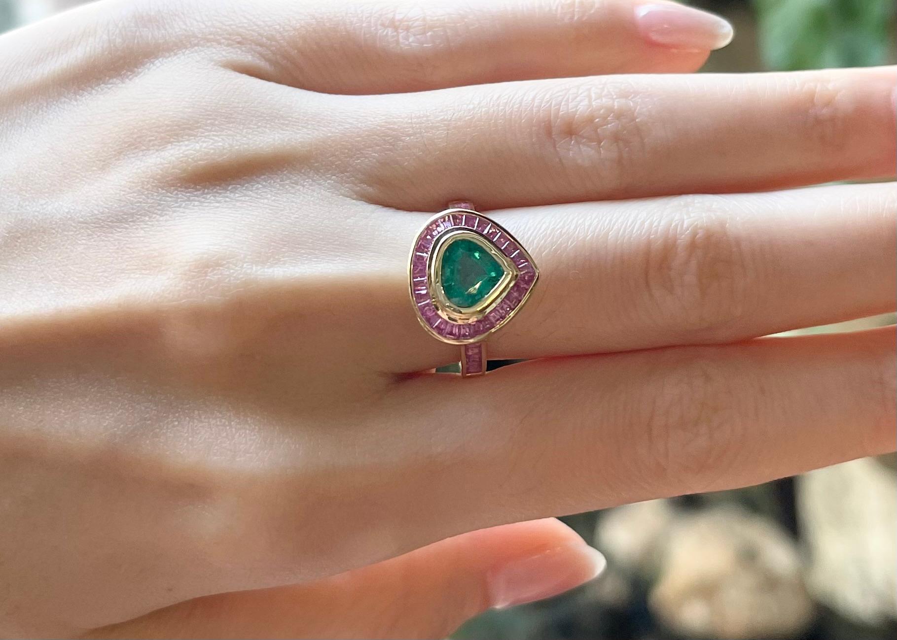 Contemporary Emerald with Pink Sapphire Ring set in 18K Gold Settings For Sale