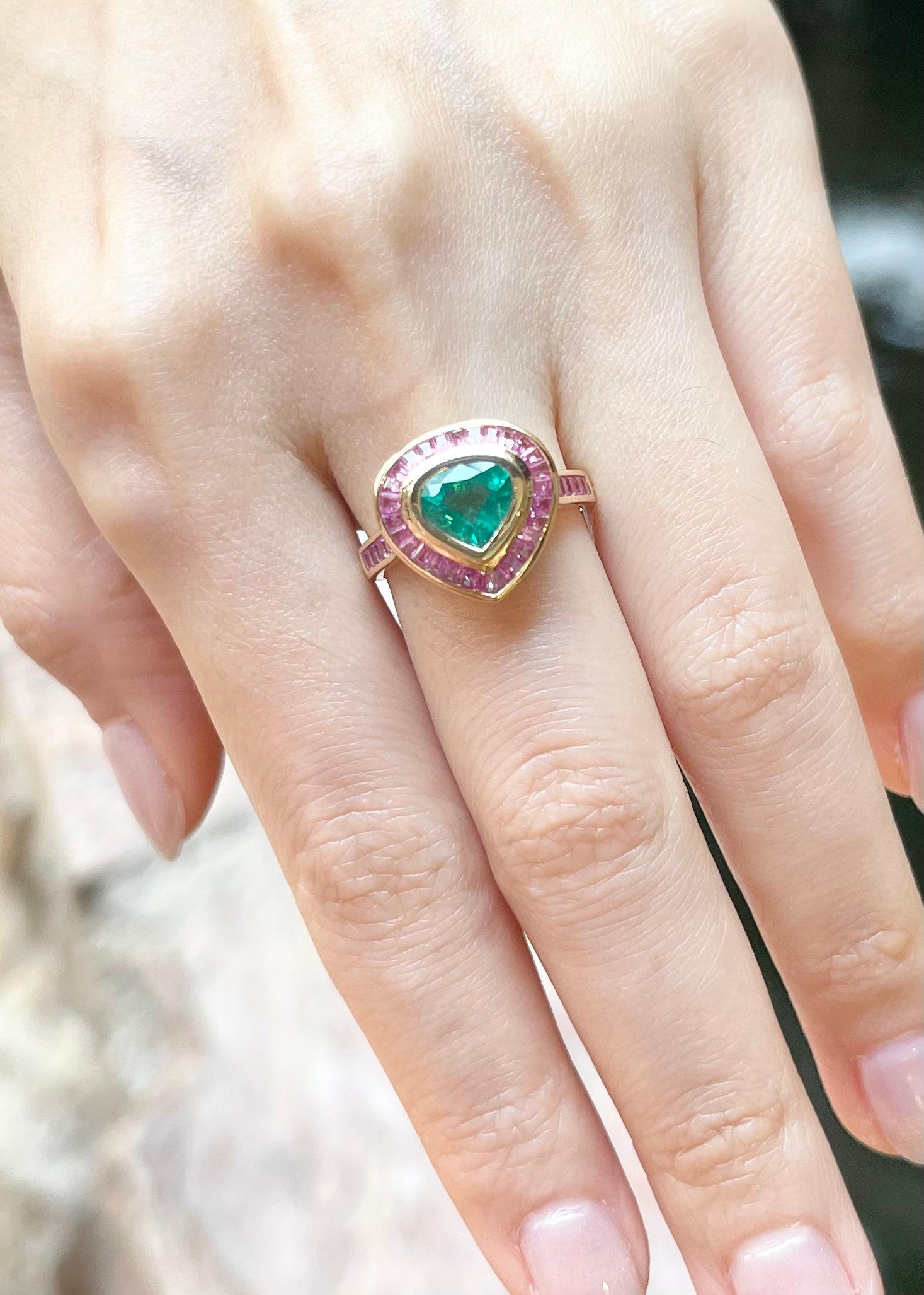 Mixed Cut Emerald with Pink Sapphire Ring set in 18K Gold Settings For Sale