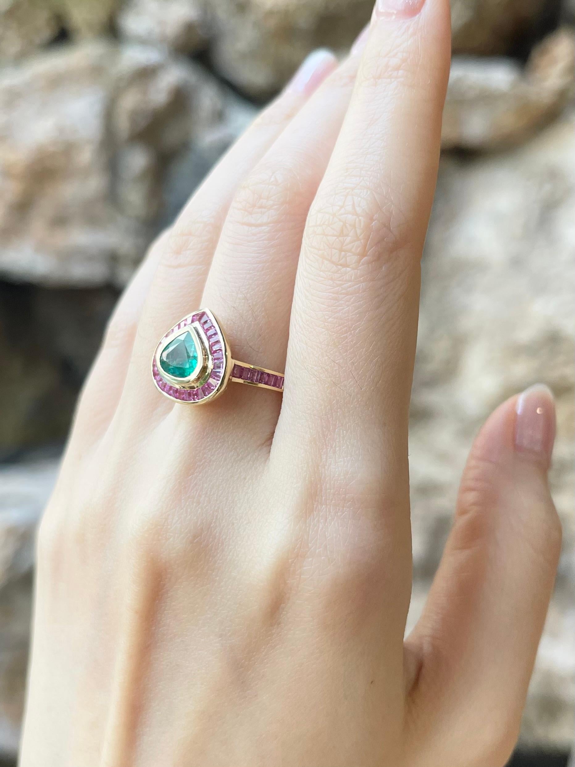 Emerald with Pink Sapphire Ring set in 18K Gold Settings In New Condition For Sale In Bangkok, TH