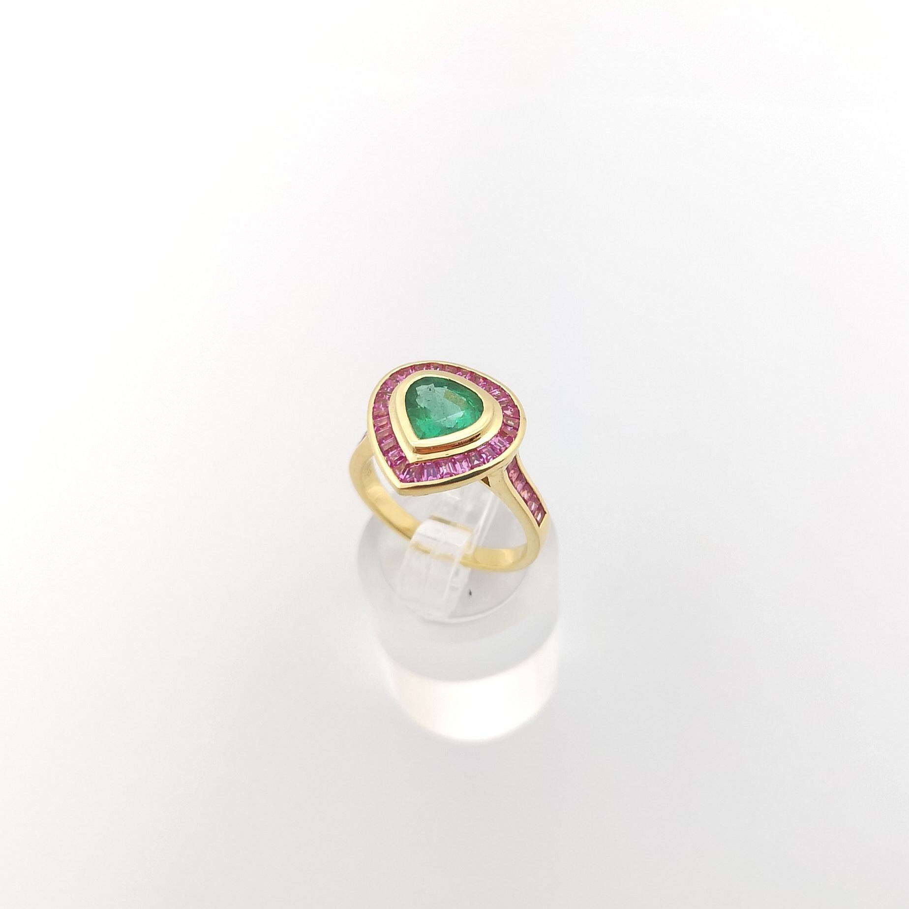 Emerald with Pink Sapphire Ring set in 18K Gold Settings For Sale 1