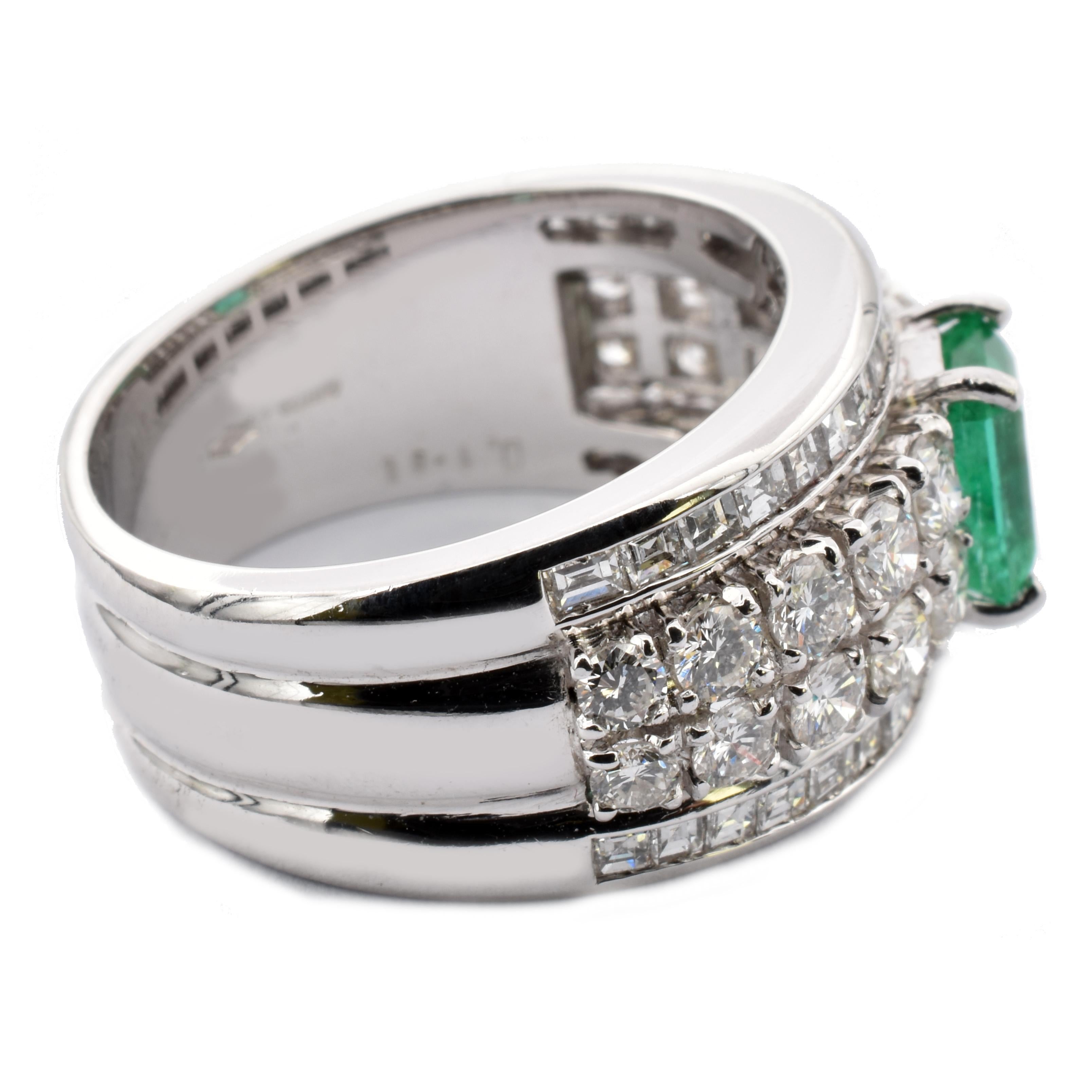 Contemporary Emerald with Round and Baguette Diamonds White Gold Ring Made in Italy For Sale