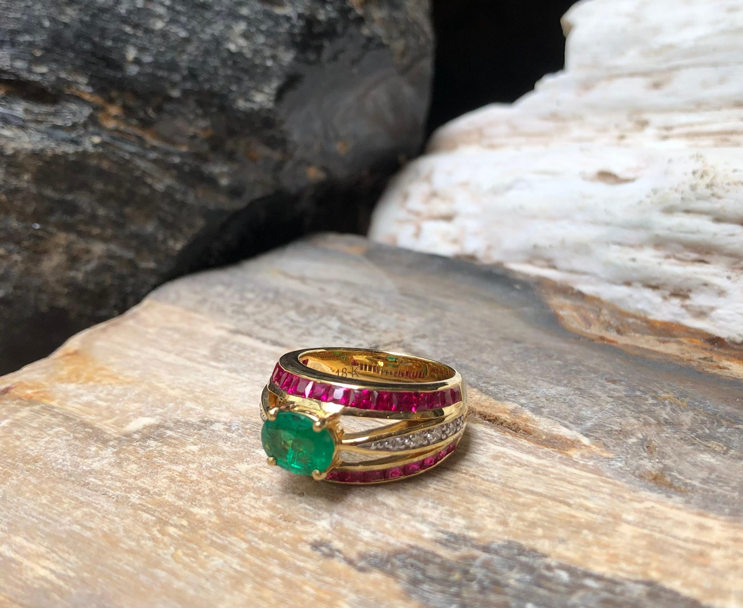 Emerald with Ruby and Diamond Ring Set in 18 Karat Gold Settings For Sale 3