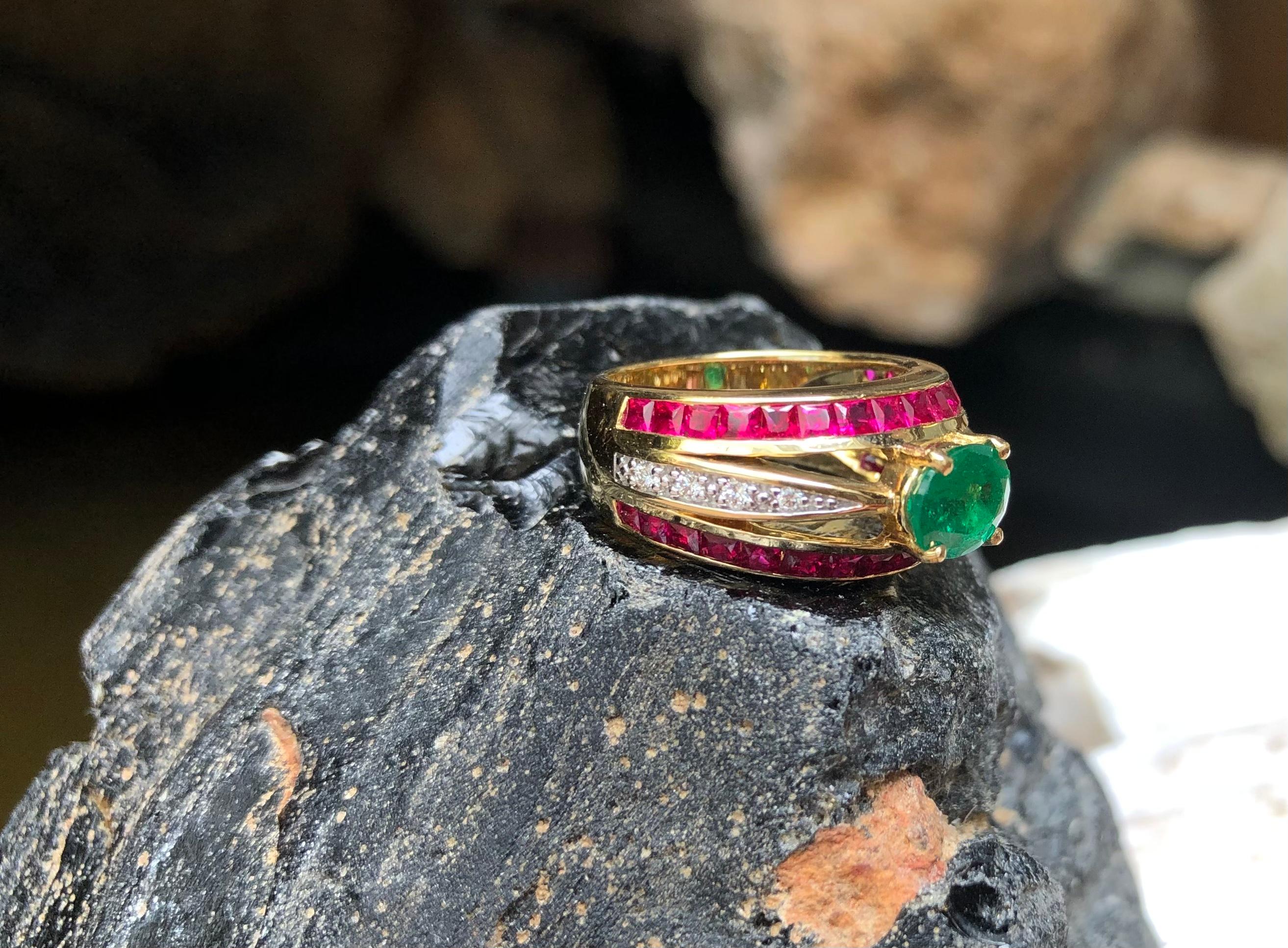 Emerald with Ruby and Diamond Ring Set in 18 Karat Gold Settings For Sale 4