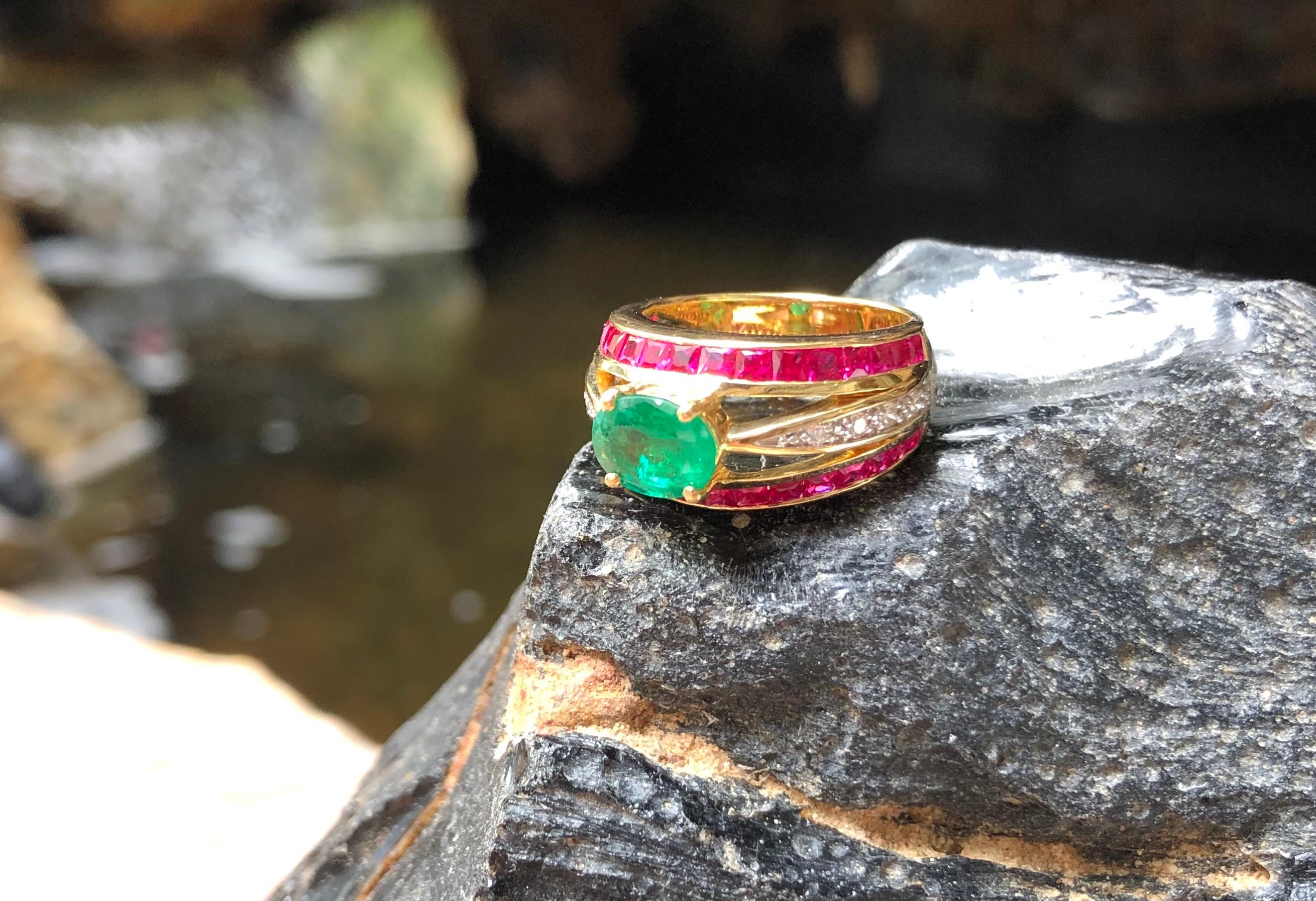 Emerald with Ruby and Diamond Ring Set in 18 Karat Gold Settings For Sale 8