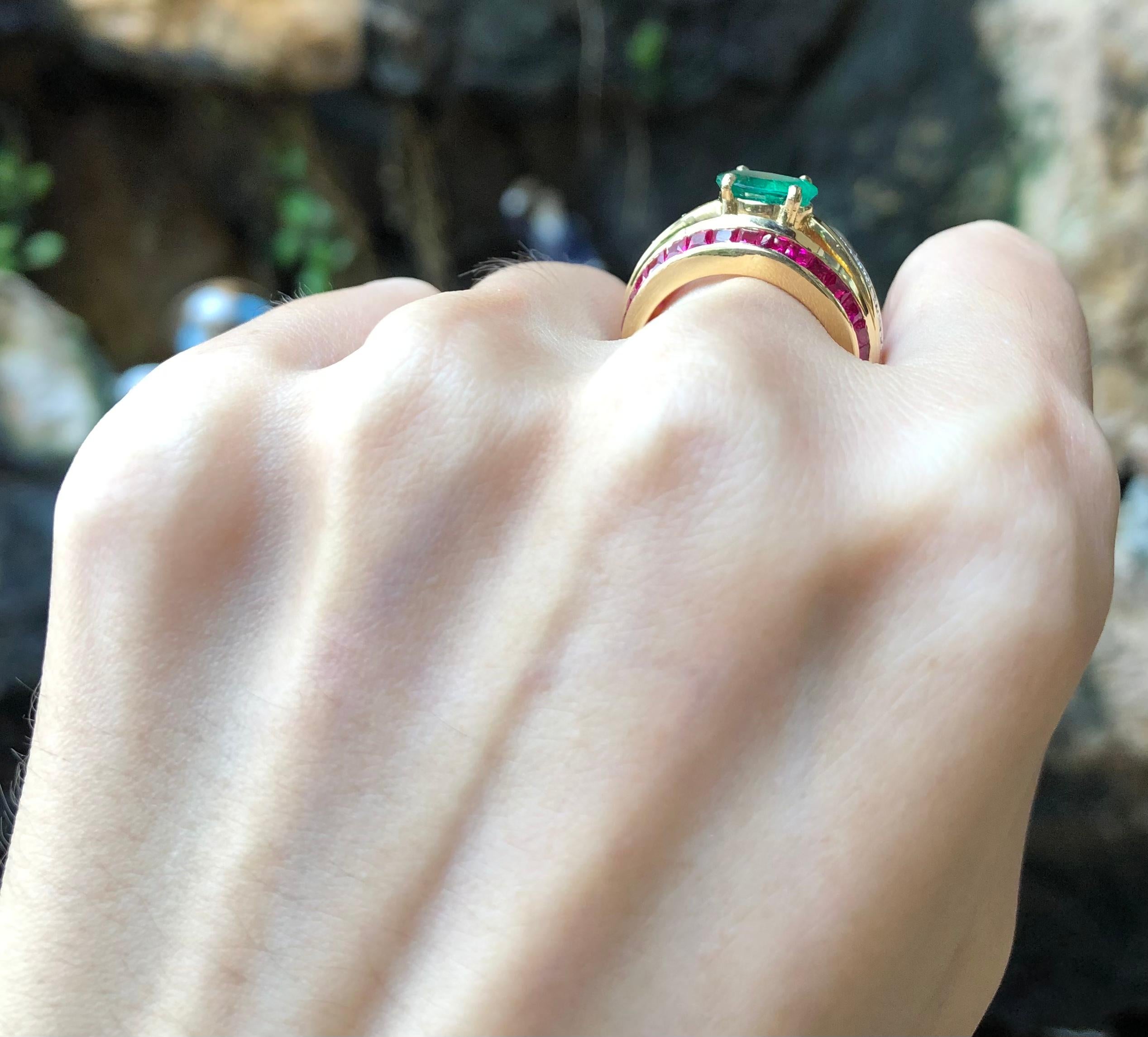 Ring mit Smaragd mit Rubin und Diamant in 18 Karat Goldfassung im Zustand „Neu“ im Angebot in Bangkok, TH
