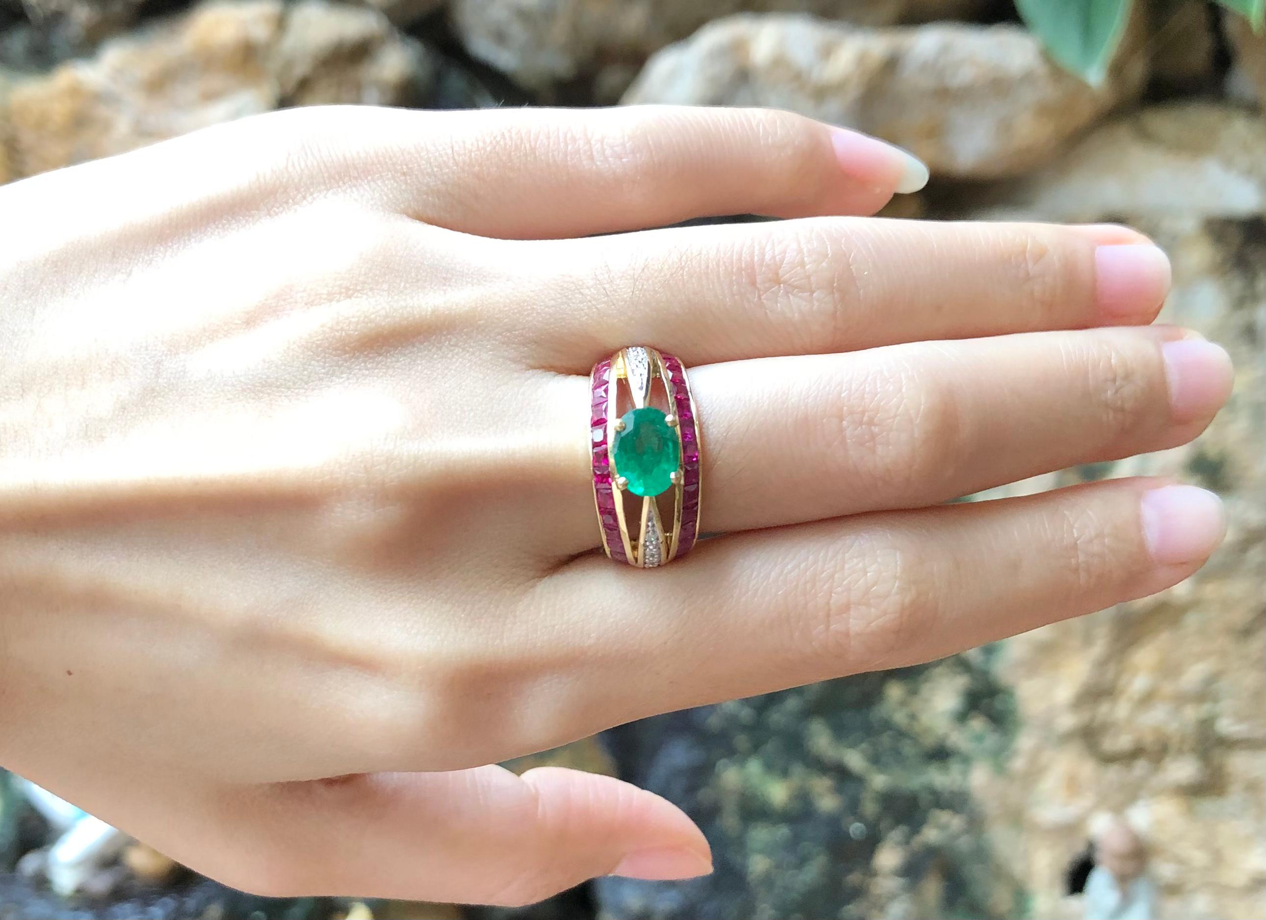 Emerald with Ruby and Diamond Ring Set in 18 Karat Gold Settings In New Condition For Sale In Bangkok, TH