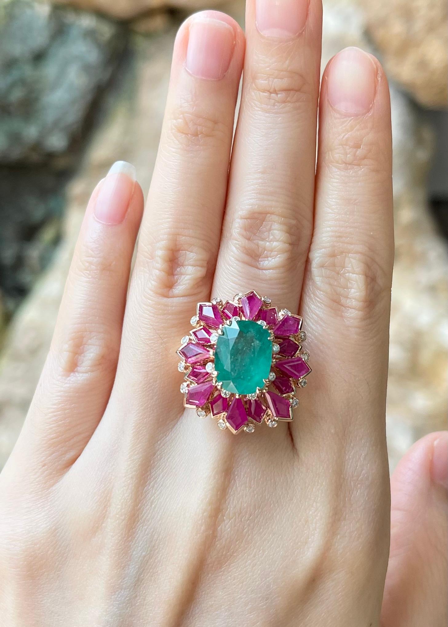 Smeraldo di 4,78 carati, rubino di 5,56 carati e diamante di 0,29 carati con montatura in oro rosa 18 carati

Larghezza:  2.2 cm 
Lunghezza: 2,4 cm
Misura dell'anello: 54
Peso totale: 14,03 grammi

