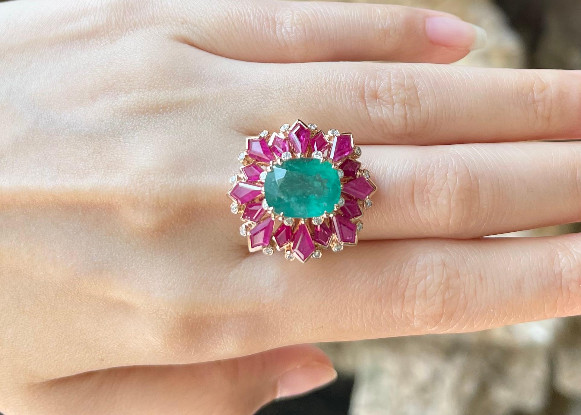 Contemporaneo Anello con smeraldo, rubino e diamante incastonato in oro rosa 18 carati in vendita