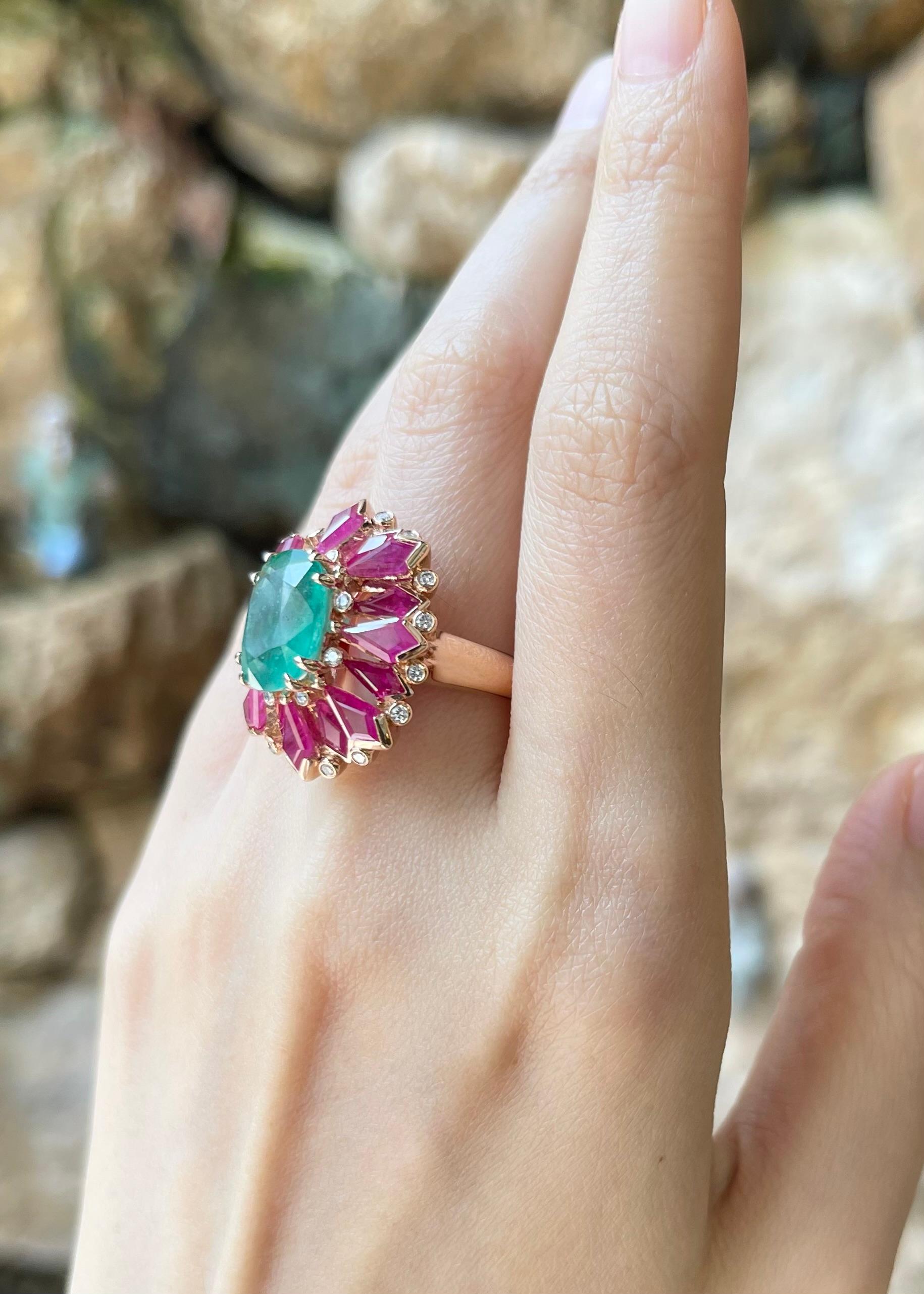 Anello con smeraldo, rubino e diamante incastonato in oro rosa 18 carati In condizioni Nuovo in vendita a Bangkok, TH