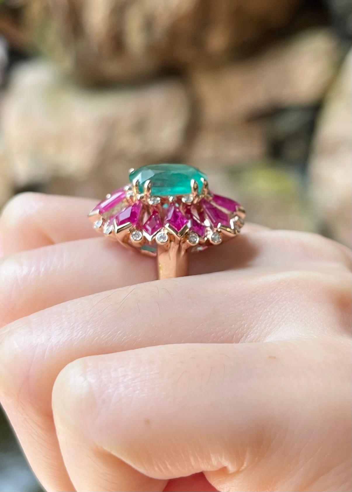 Anello con smeraldo, rubino e diamante incastonato in oro rosa 18 carati in vendita 1