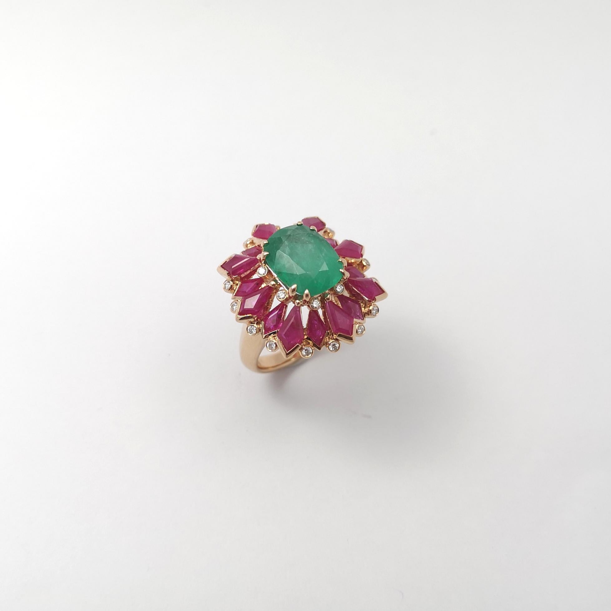 Anello con smeraldo, rubino e diamante incastonato in oro rosa 18 carati in vendita 3