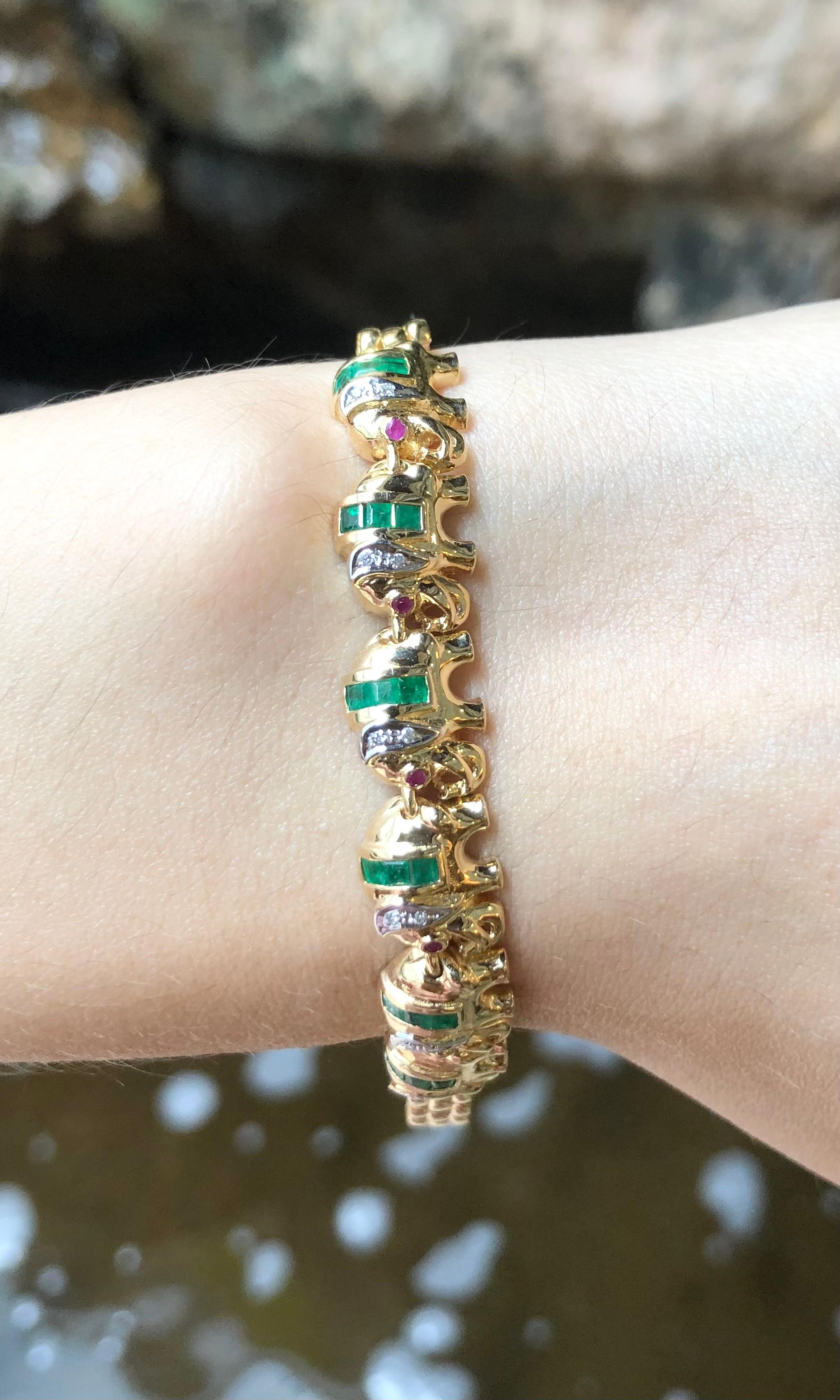 Contemporary Emerald with Ruby Elephant Bracelet Set in 18 Karat Gold Settings For Sale