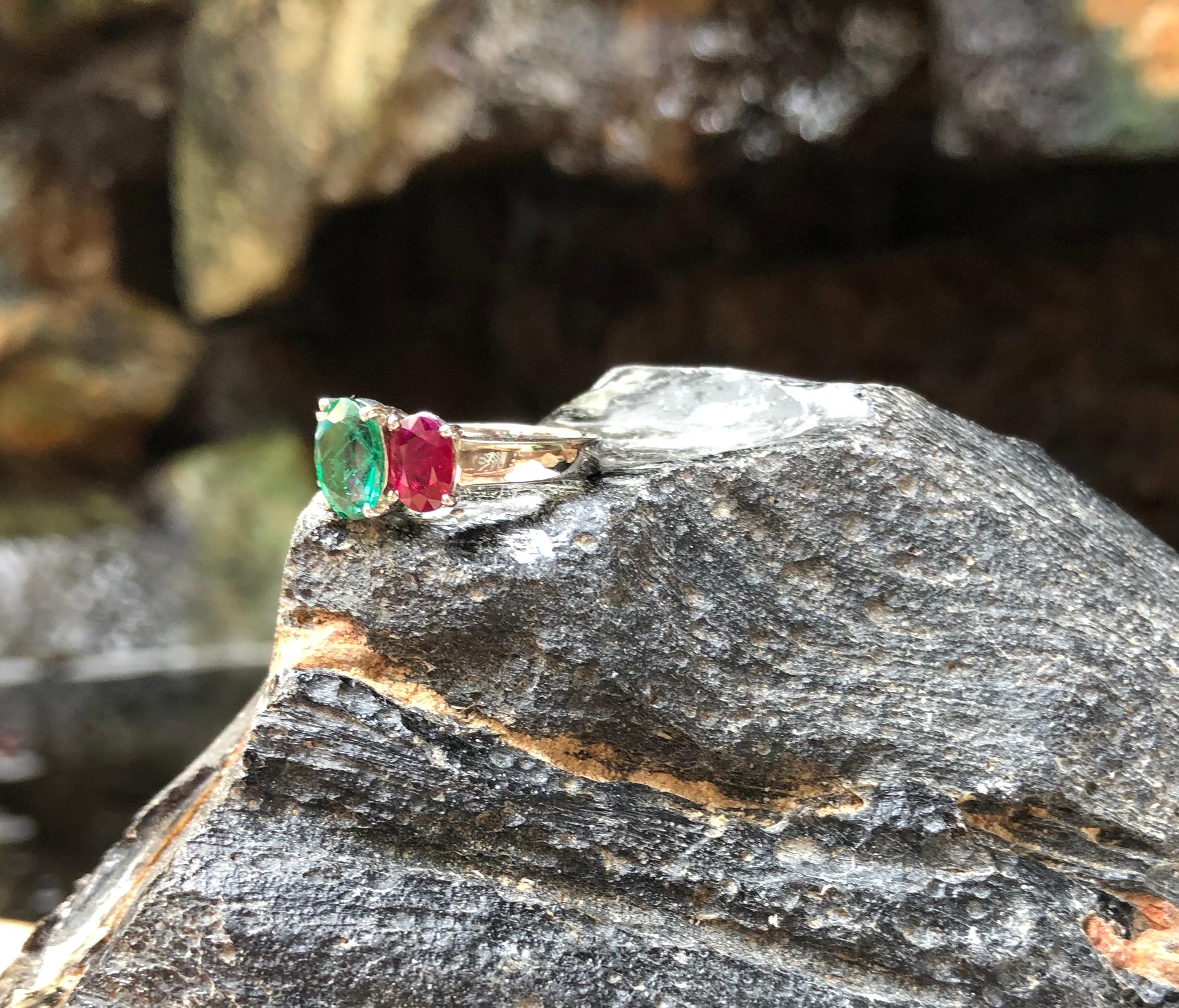 Emerald with Ruby Ring Set in 18 Karat White Gold Settings For Sale 10
