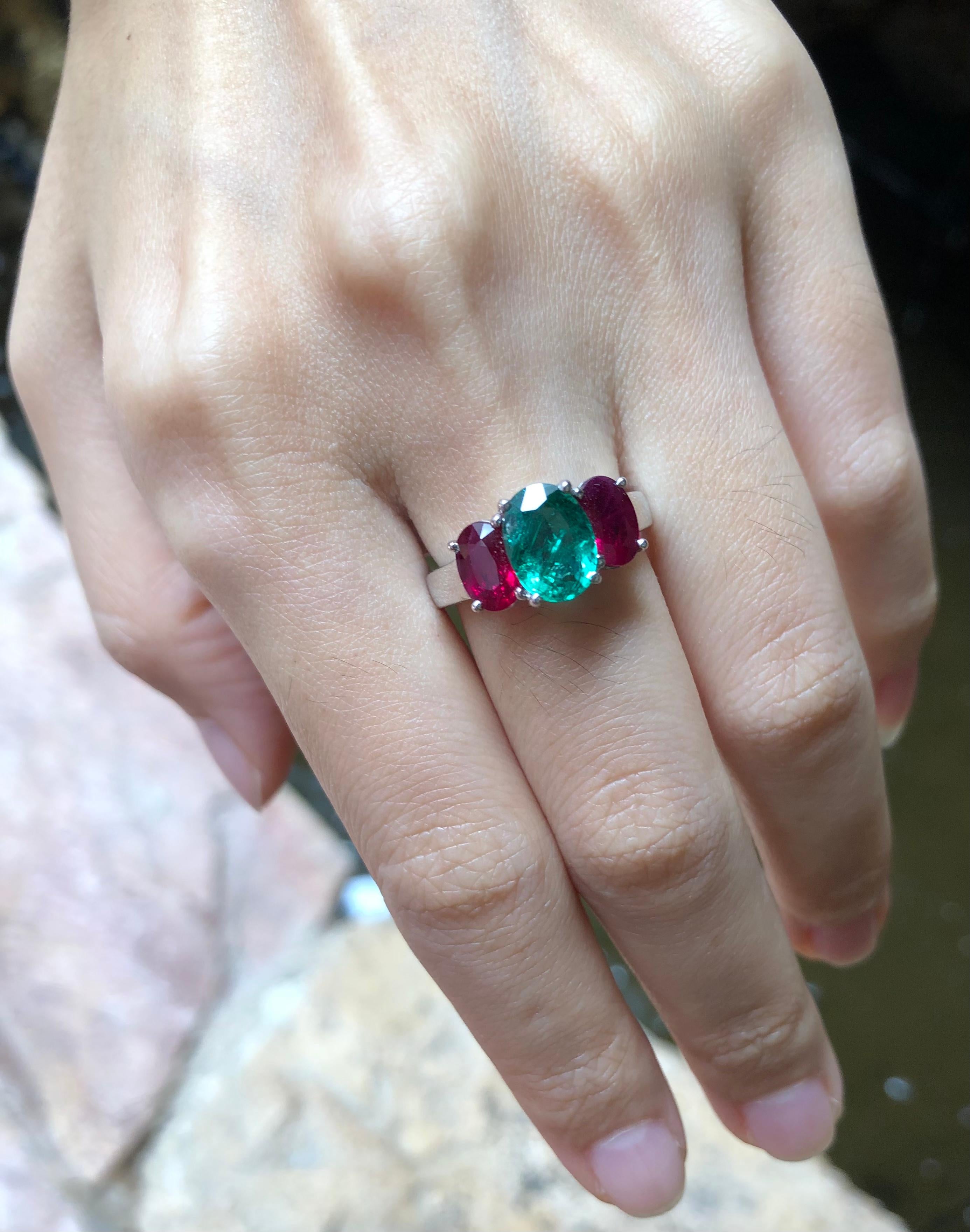 Emerald with Ruby Ring Set in 18 Karat White Gold Settings In New Condition For Sale In Bangkok, TH