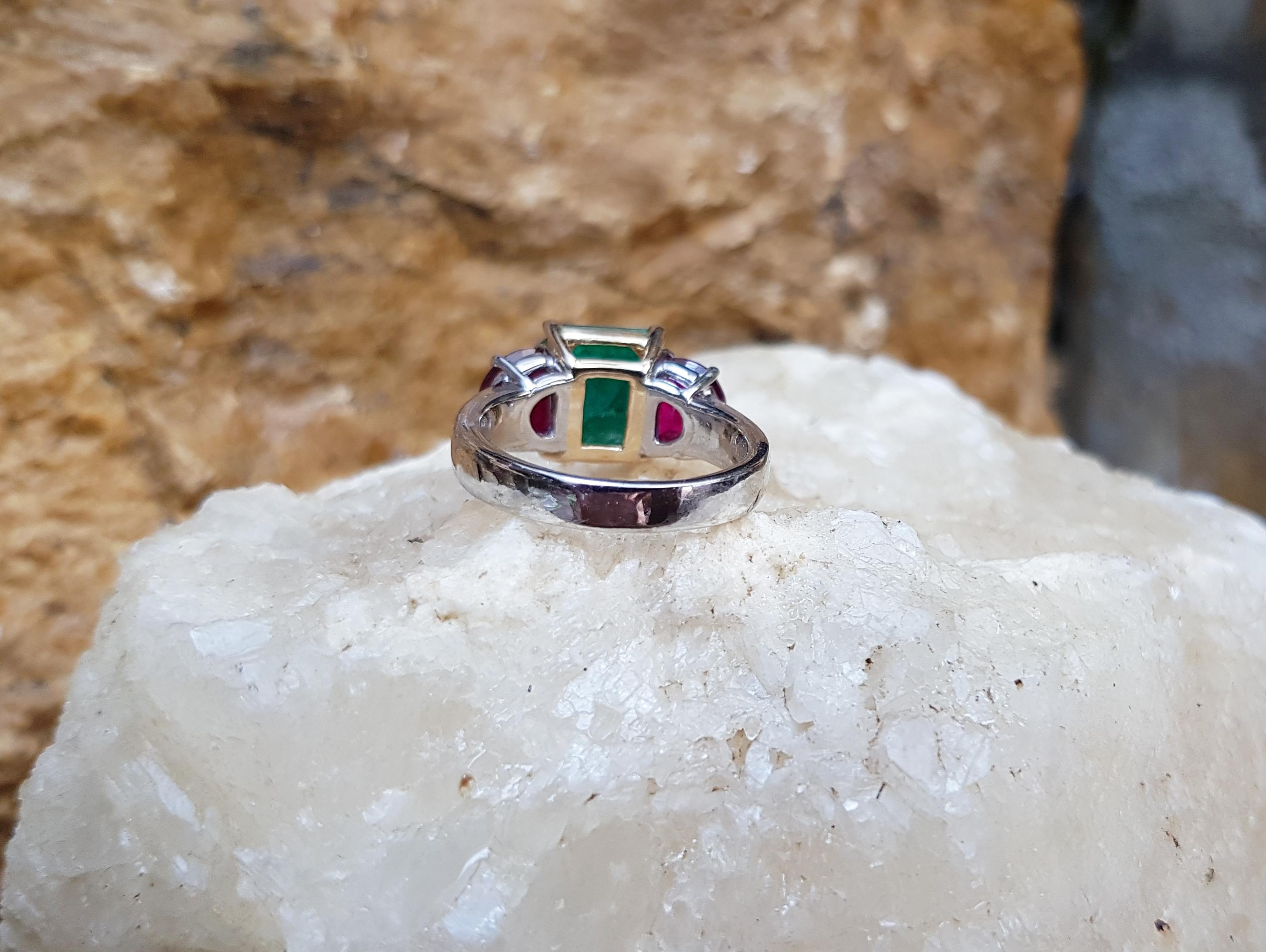 Emerald with Ruby Ring Set in Platinum 950 Settings In New Condition For Sale In Bangkok, TH
