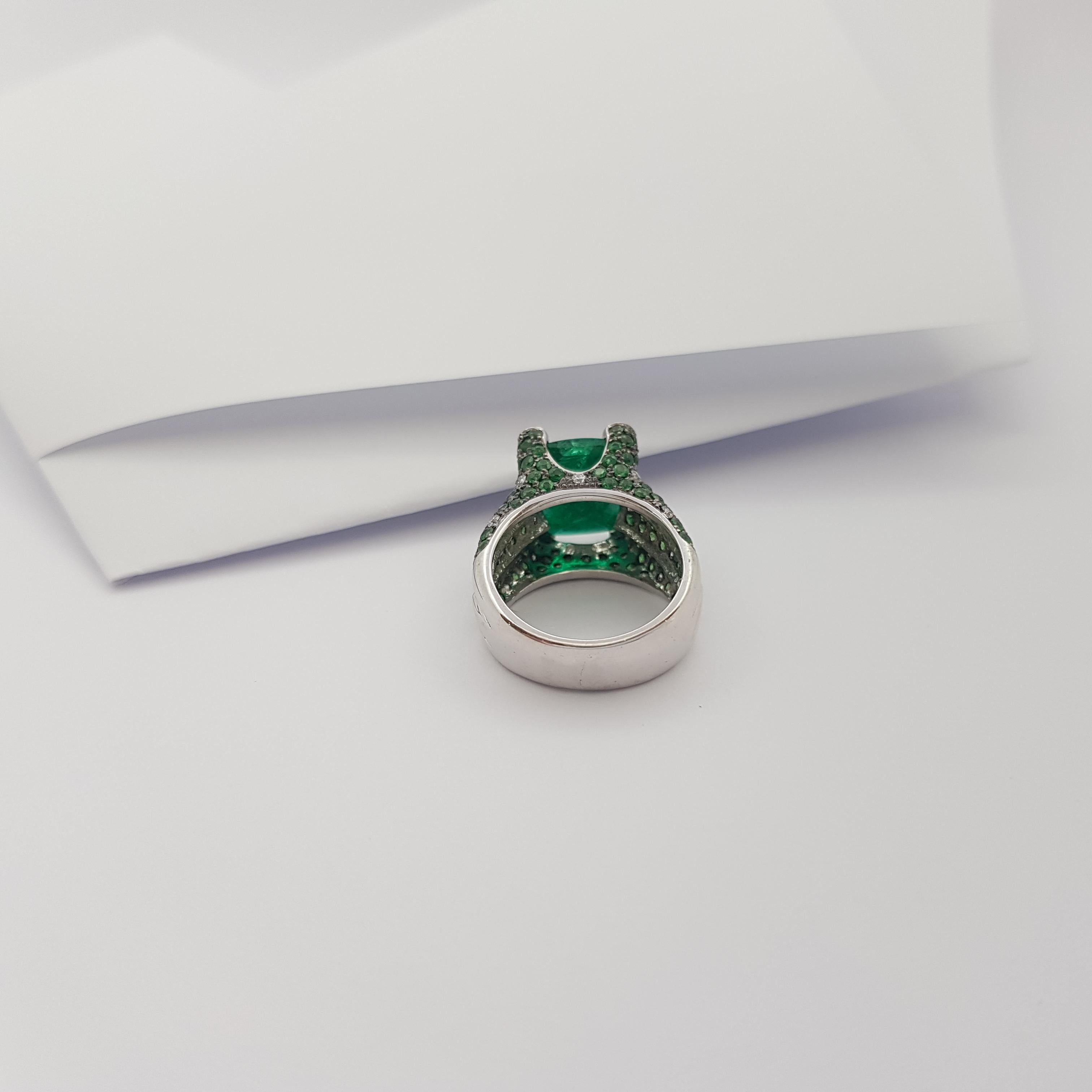 Ring mit Smaragd mit Tsavorit und Diamant in 18 Karat Weißgold Fassungen im Angebot 4