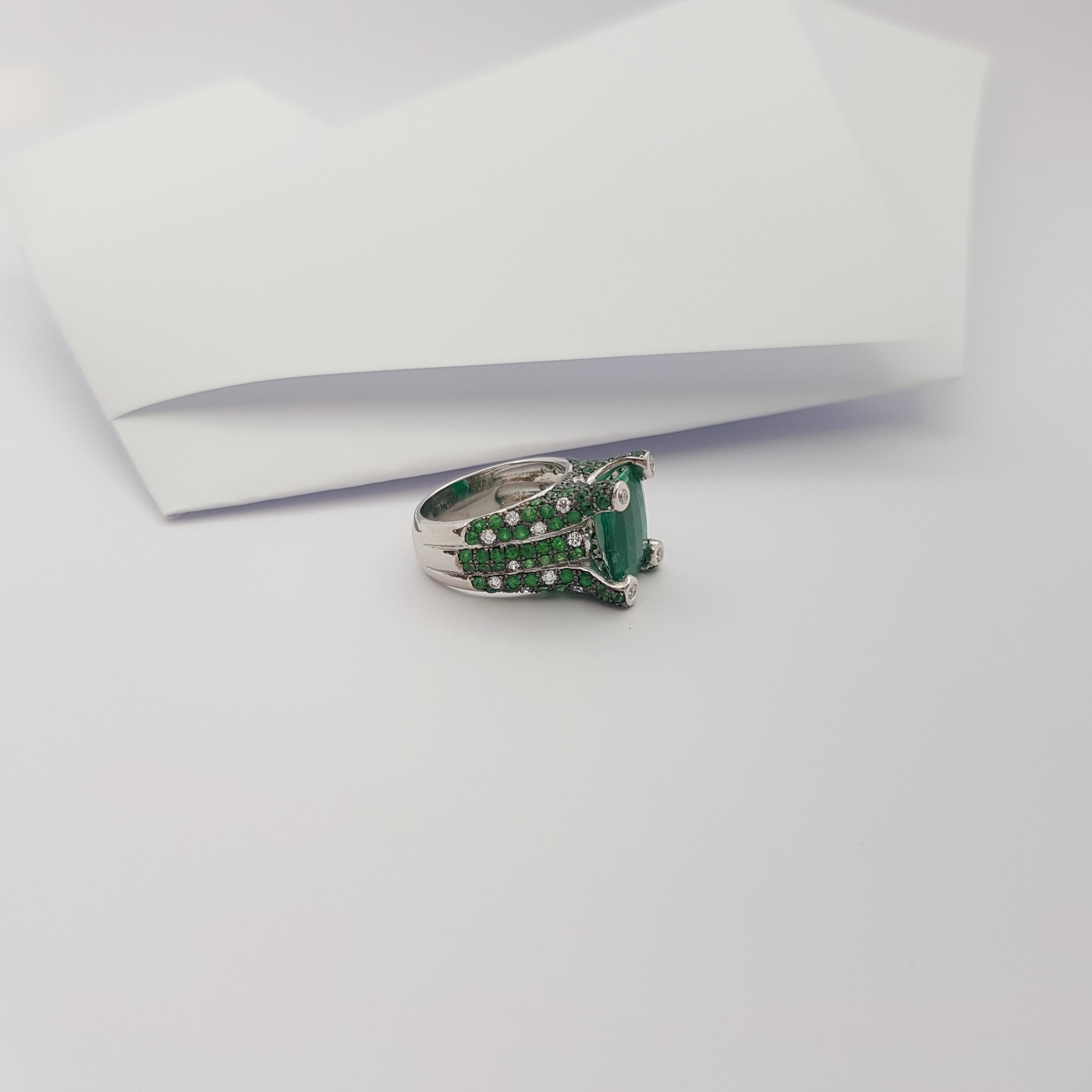 Ring mit Smaragd mit Tsavorit und Diamant in 18 Karat Weißgold Fassungen im Angebot 5