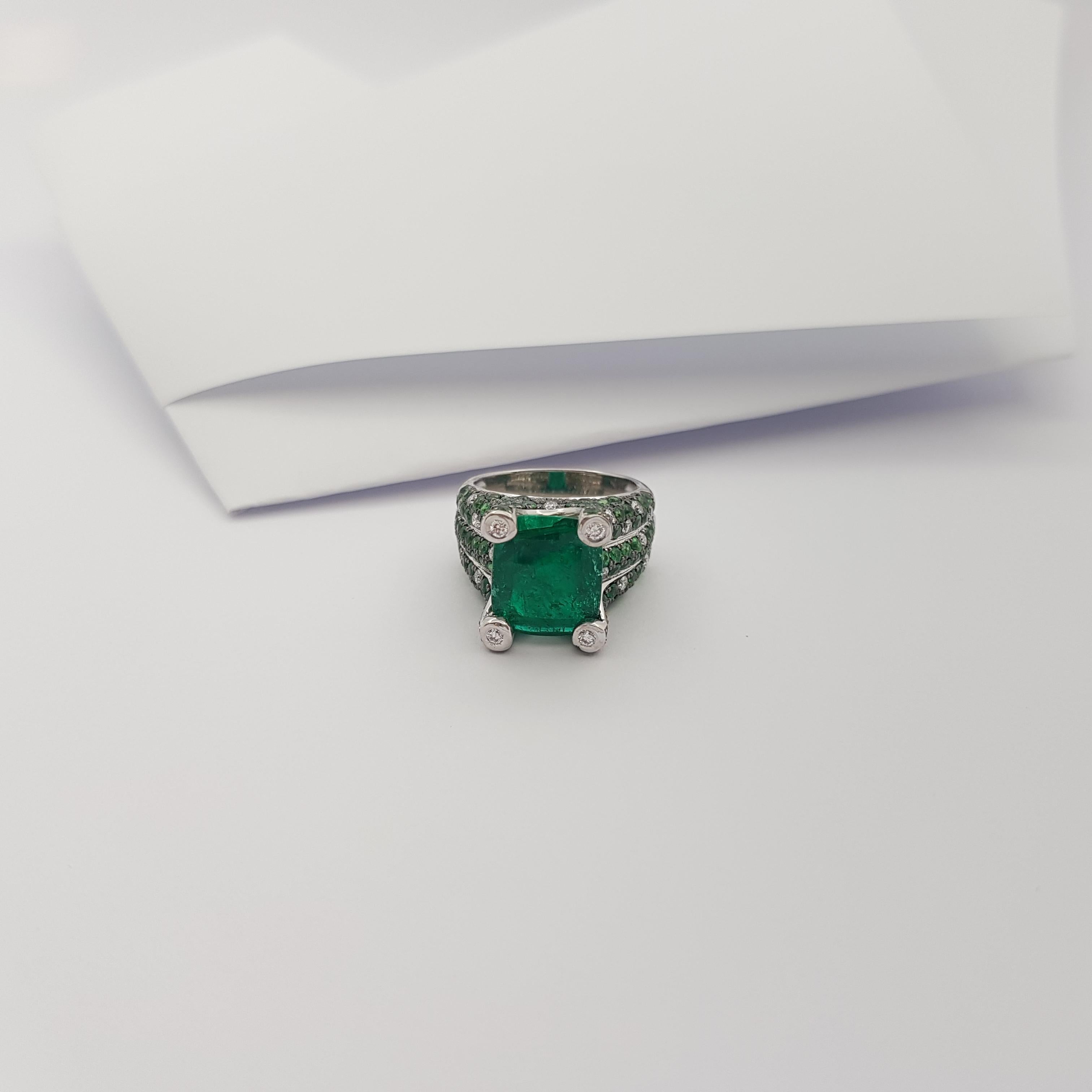 Ring mit Smaragd mit Tsavorit und Diamant in 18 Karat Weißgold Fassungen im Angebot 6