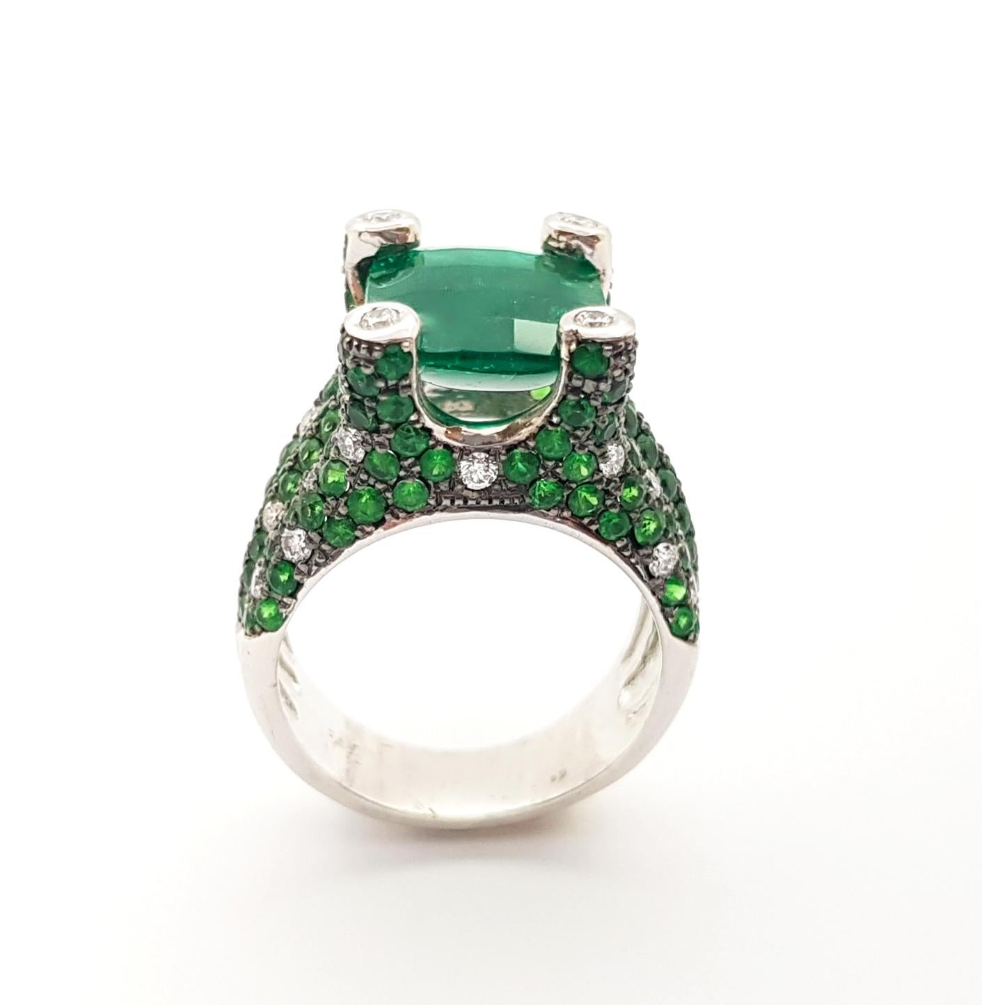 Ring mit Smaragd mit Tsavorit und Diamant in 18 Karat Weißgold Fassungen im Angebot 9