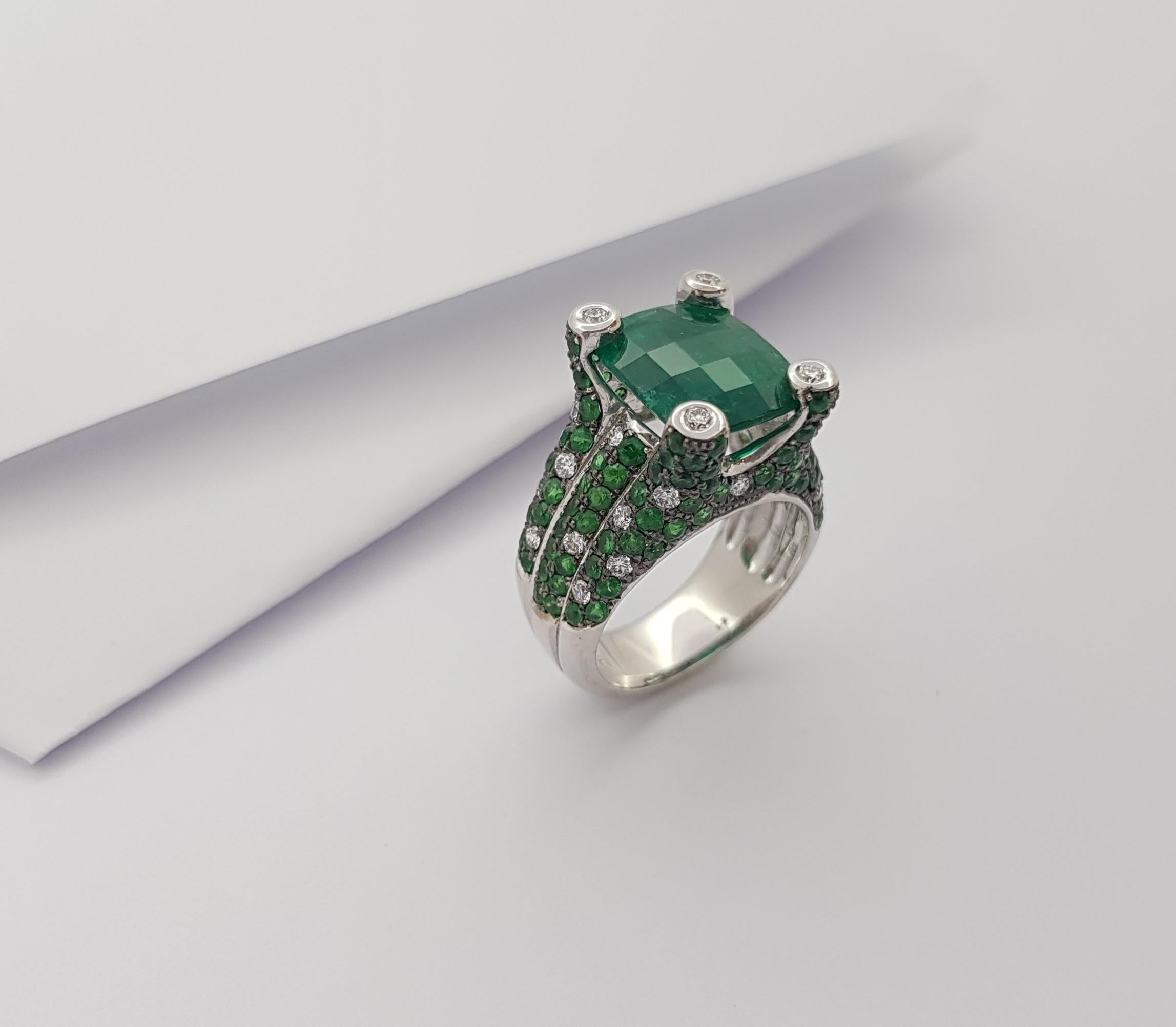 Ring mit Smaragd mit Tsavorit und Diamant in 18 Karat Weißgold Fassungen im Angebot 10